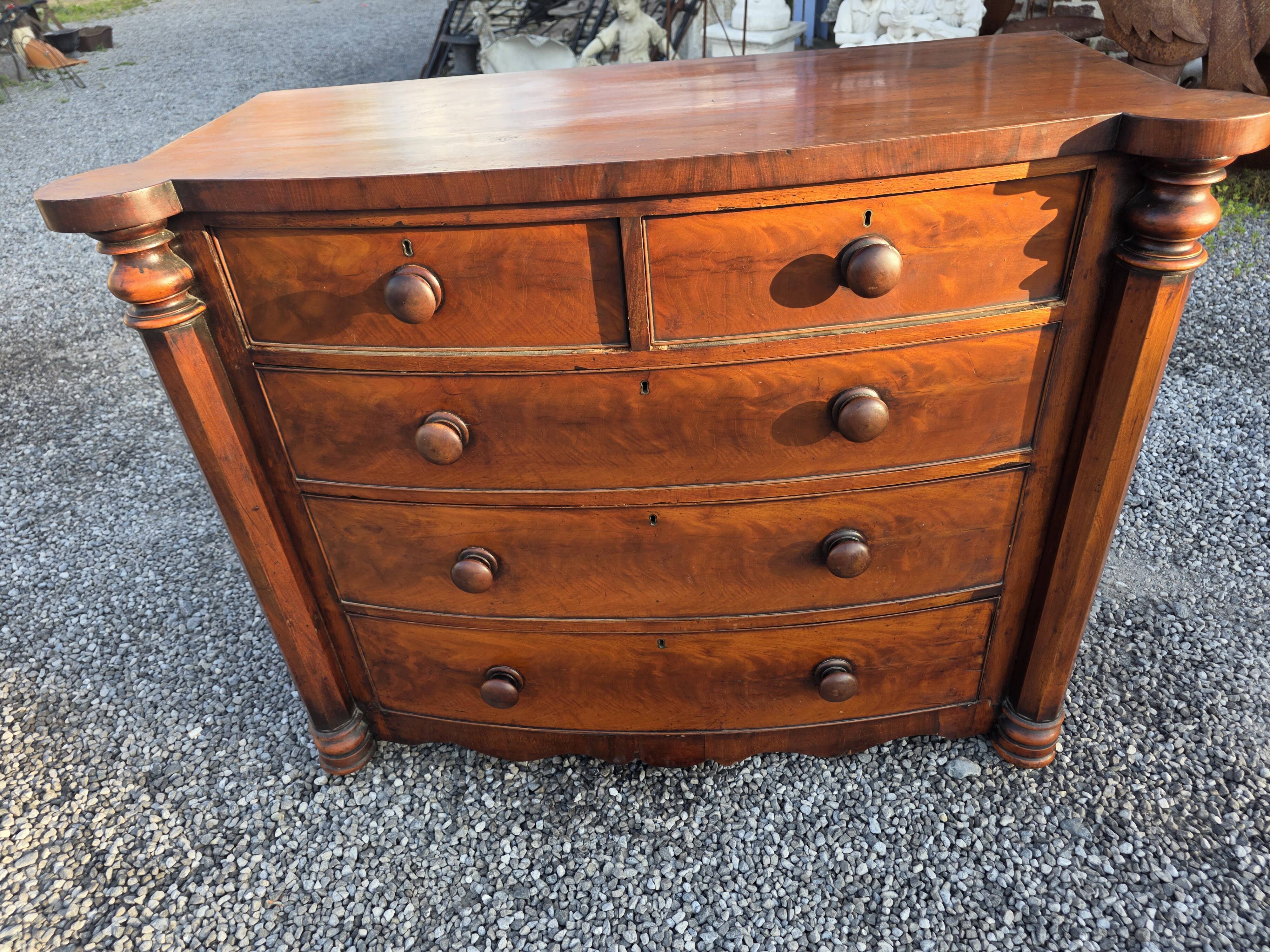 Commode galbée ancienne en acajou de style anglais