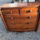 Commode galbée ancienne en acajou de style anglais