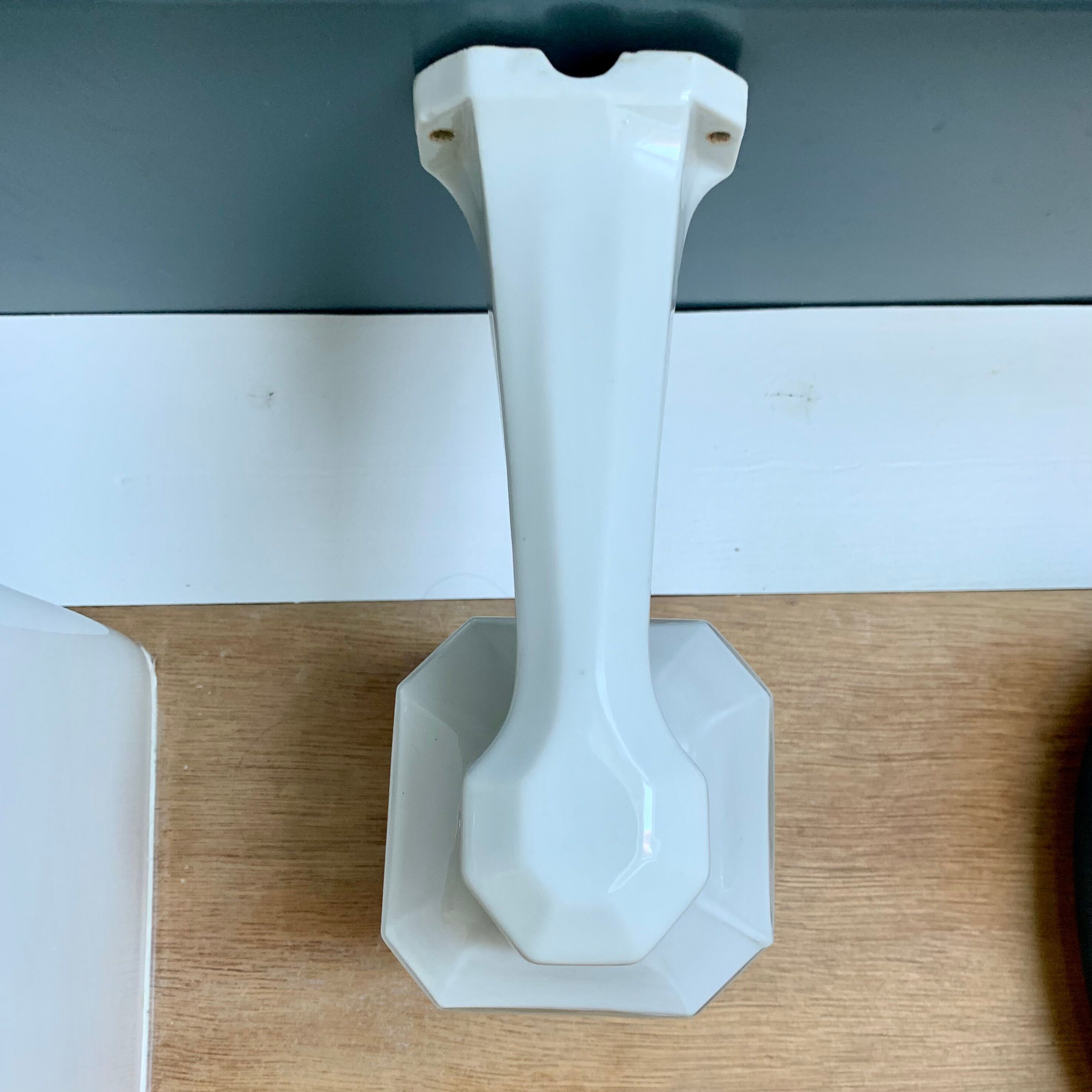 Art Deco sconce in porcelain and opaline