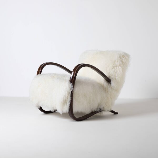 Paire de fauteuils Jindrich Halabala H 269 en peau de mouton mongole.