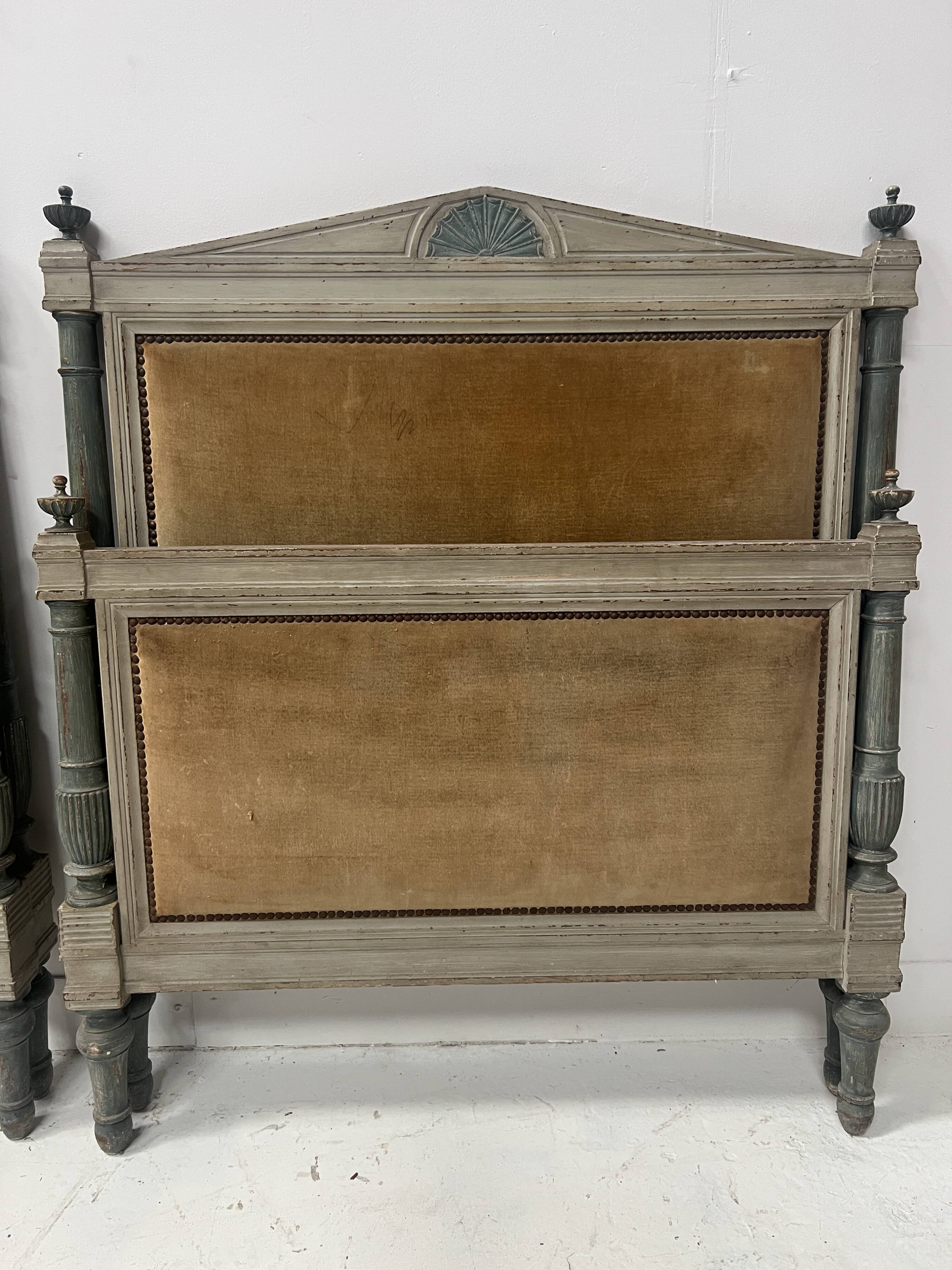 Paire de lits de style Directoire en hetre rechampi XX siècle