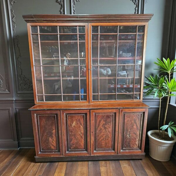 Bibliothèque Anglaise en acajou à tiroirs