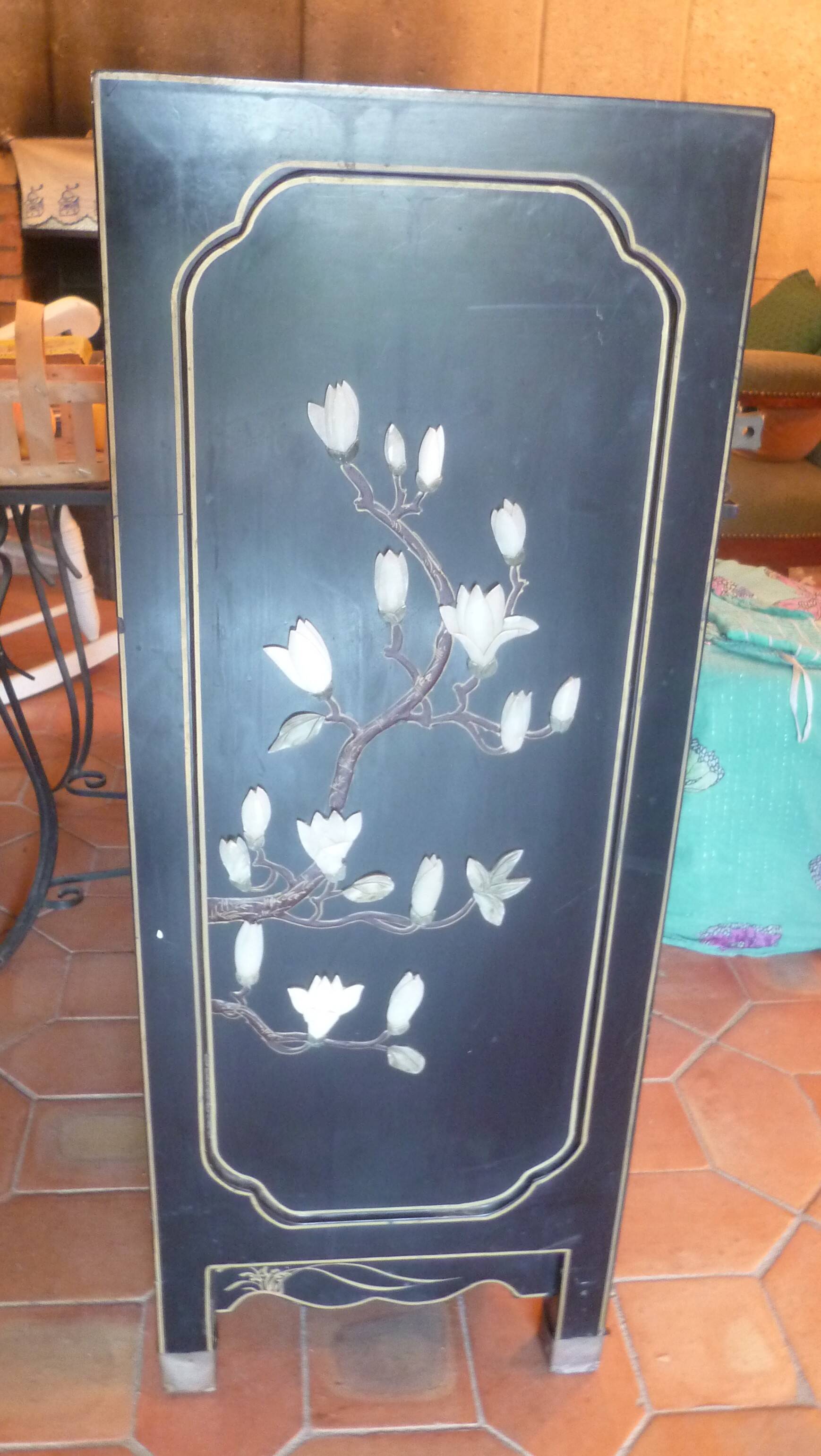 Small chinese lacquered furniture in black with mother-of-pearl inlays / 1 door / 1 drawer