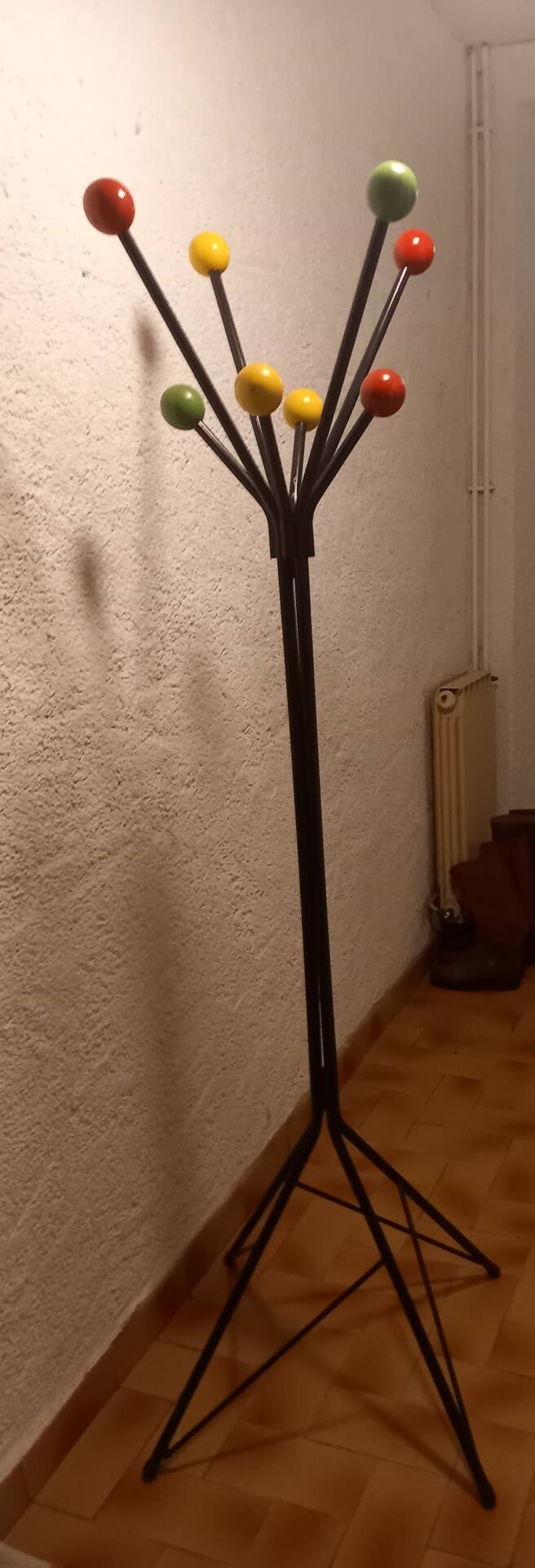 Free-standing coat rack