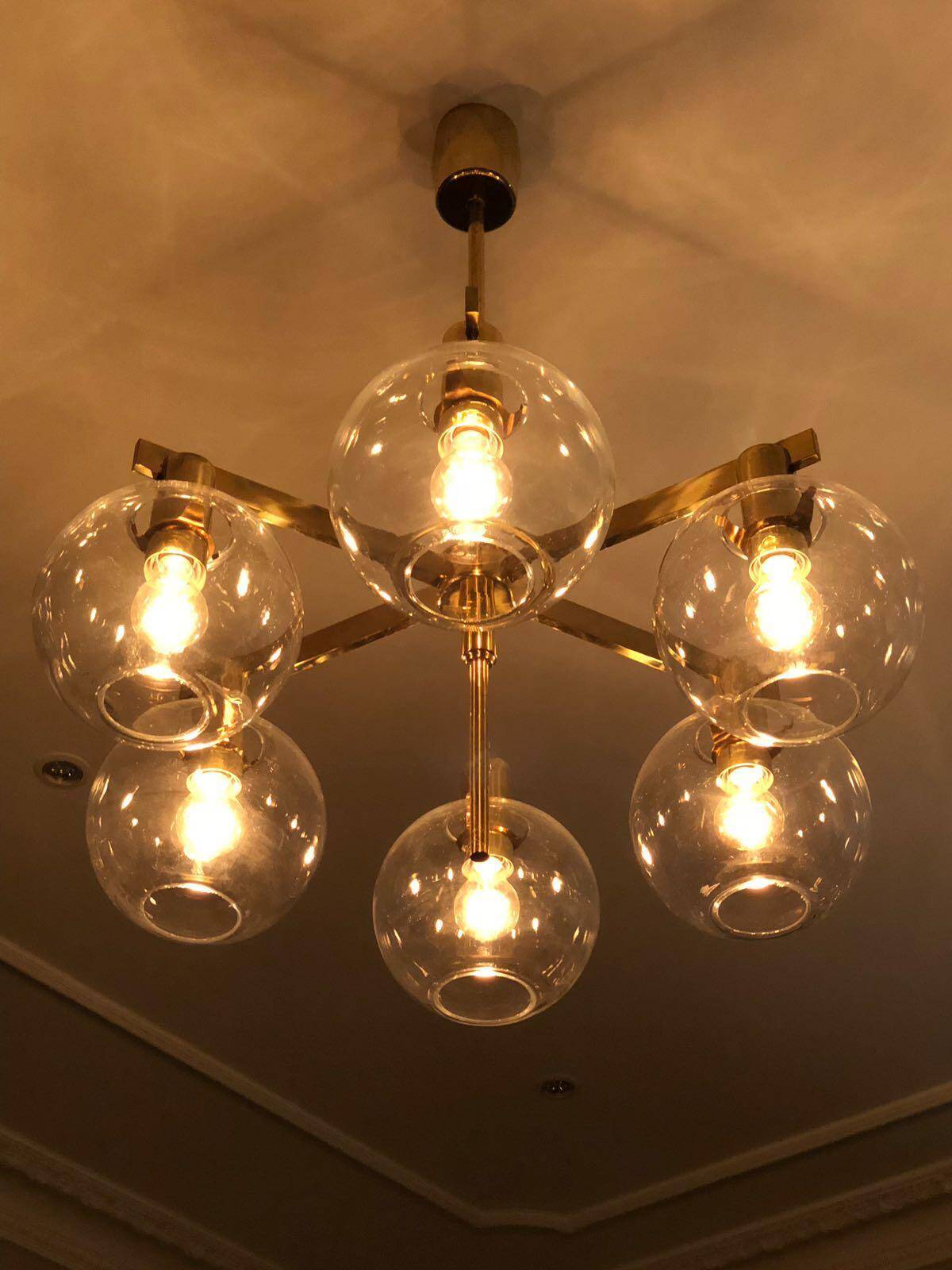 Lustre "Pastoral" en laiton avec six globes Hans-Agne Jakobsson