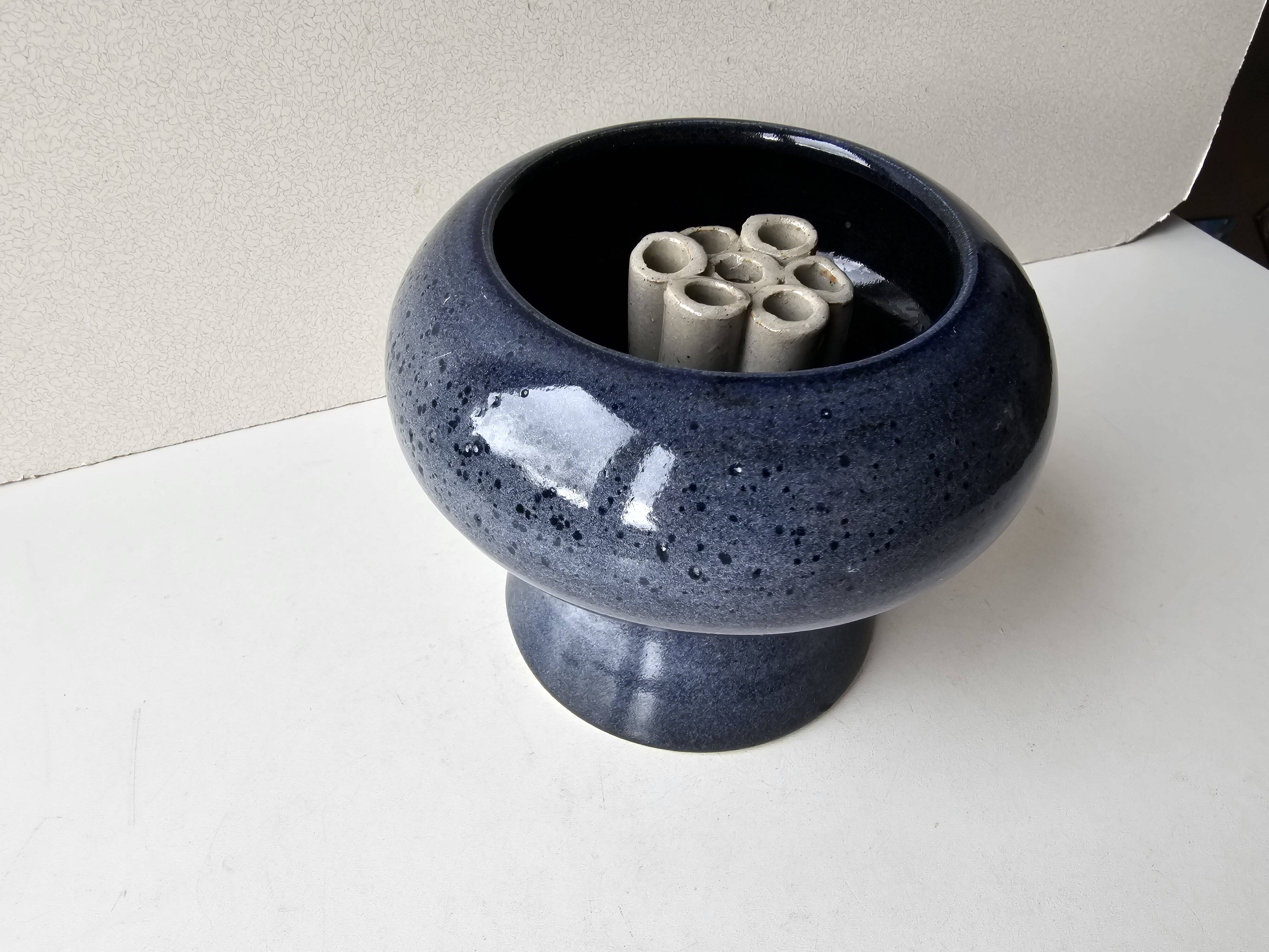 Magnificent blue ceramic flowerpot vase signed (pictogram with identification)