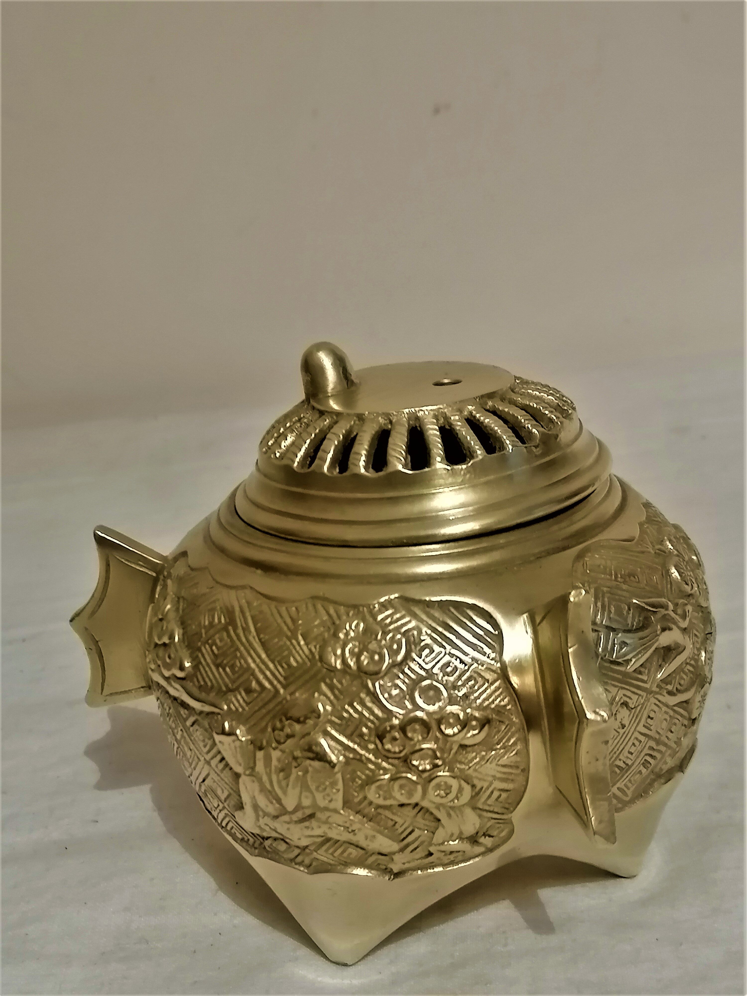 Covered pot, burns perfume, Chinese incense in bonze