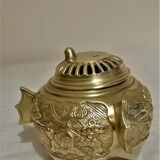 Covered pot, burns perfume, Chinese incense in bonze