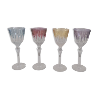 Un lot de 4 verres à liqueur