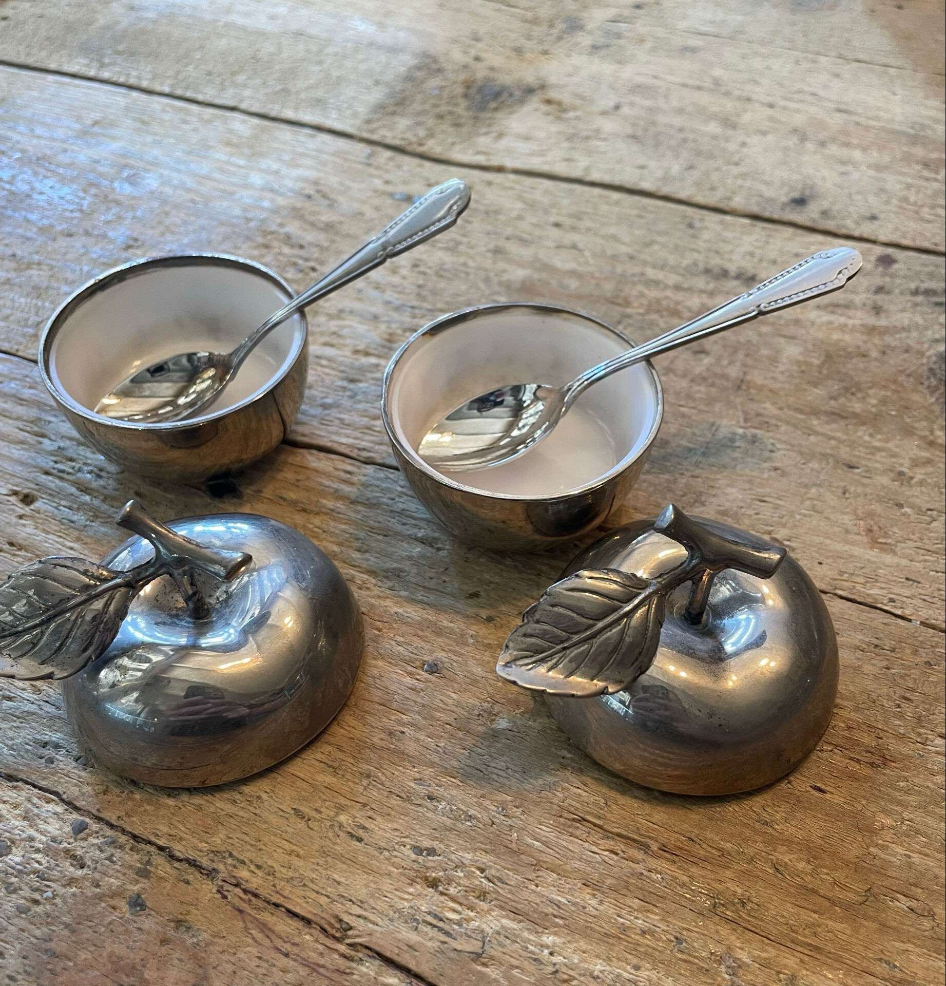 2 salières ou poivrières en forme de pomme.