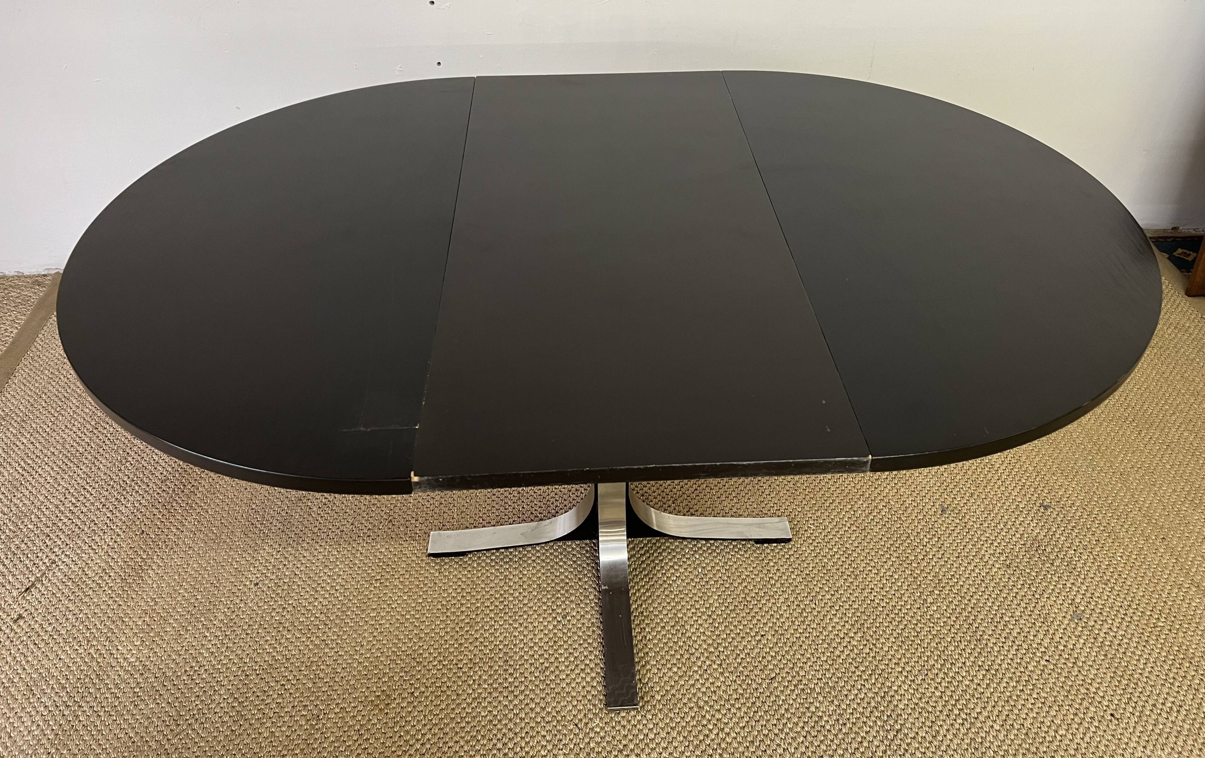 Round table with extension