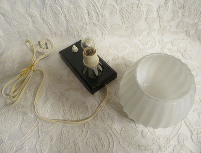 Lampe opaline blanche plissée et bois 1960