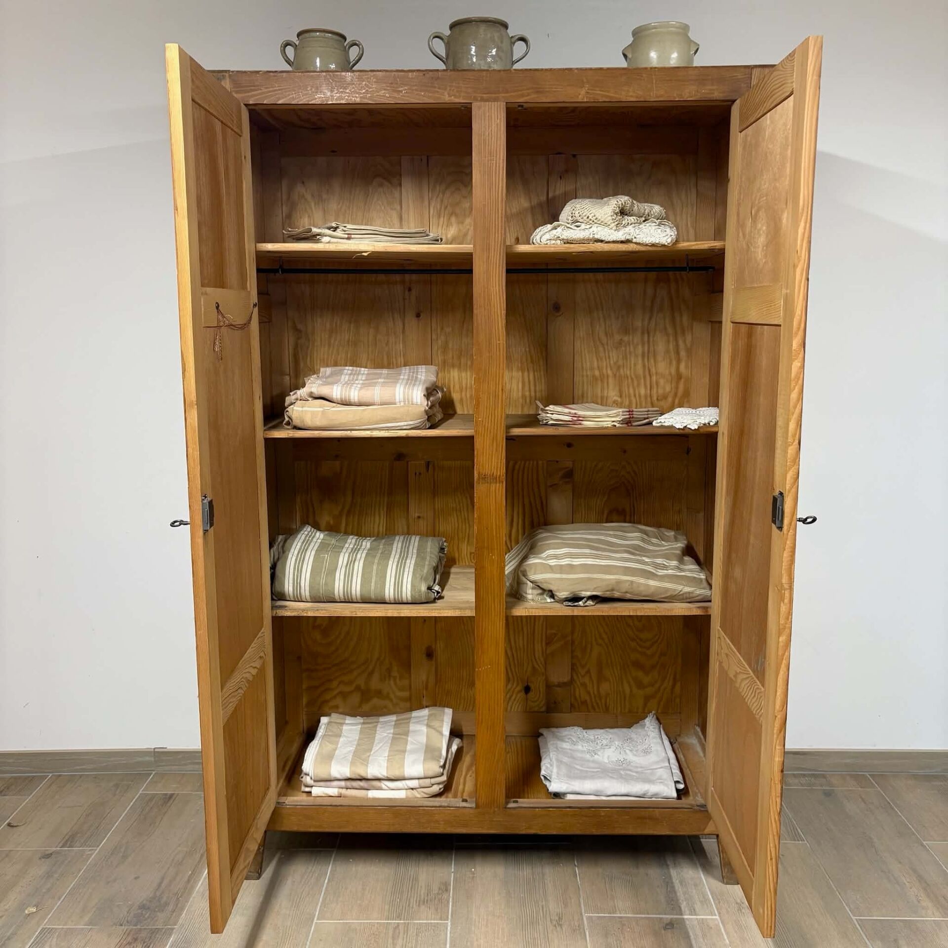 Armoire parisienne