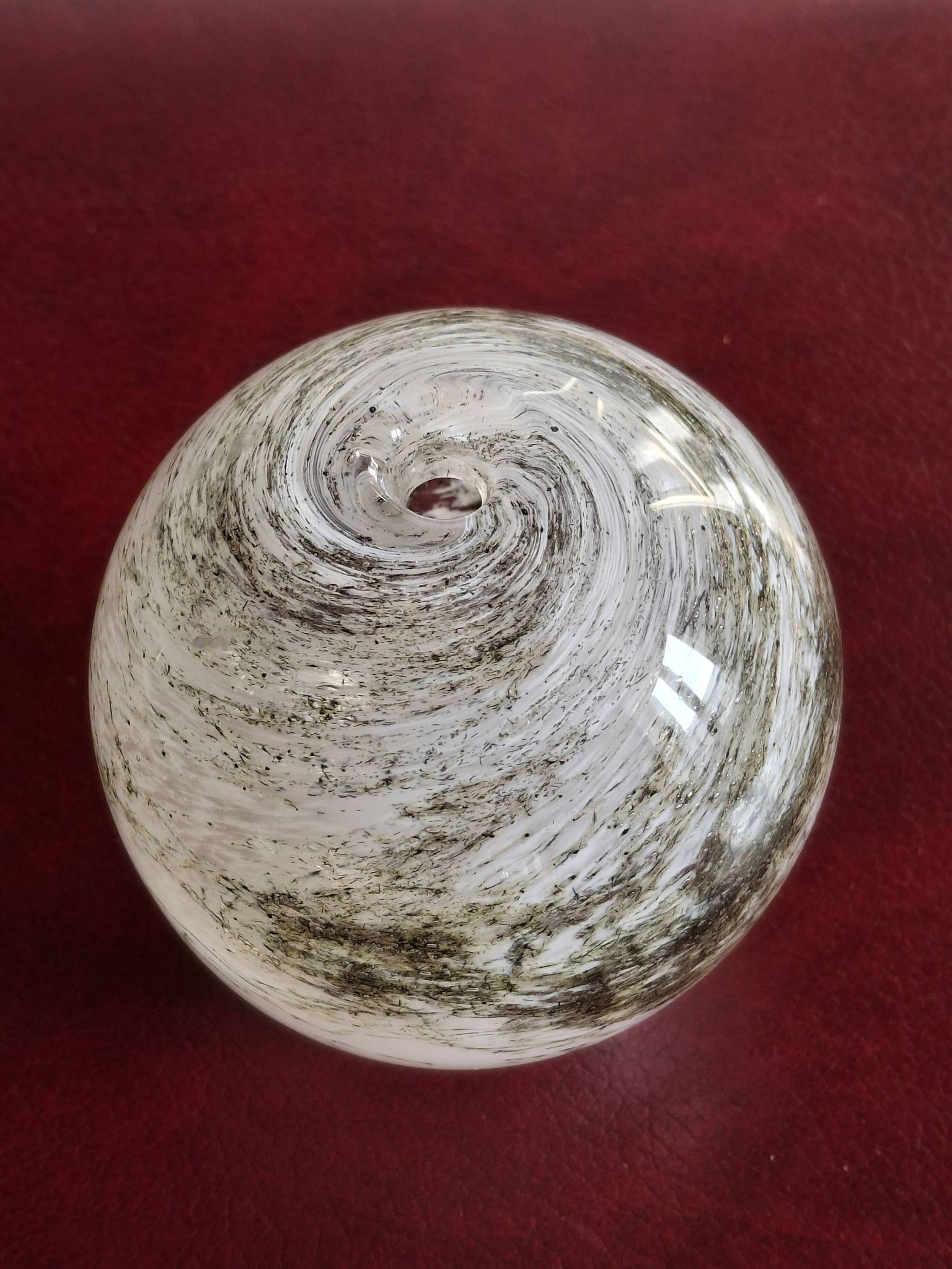 Vase boule soliflore en verre soufflé Yonel Faure signé