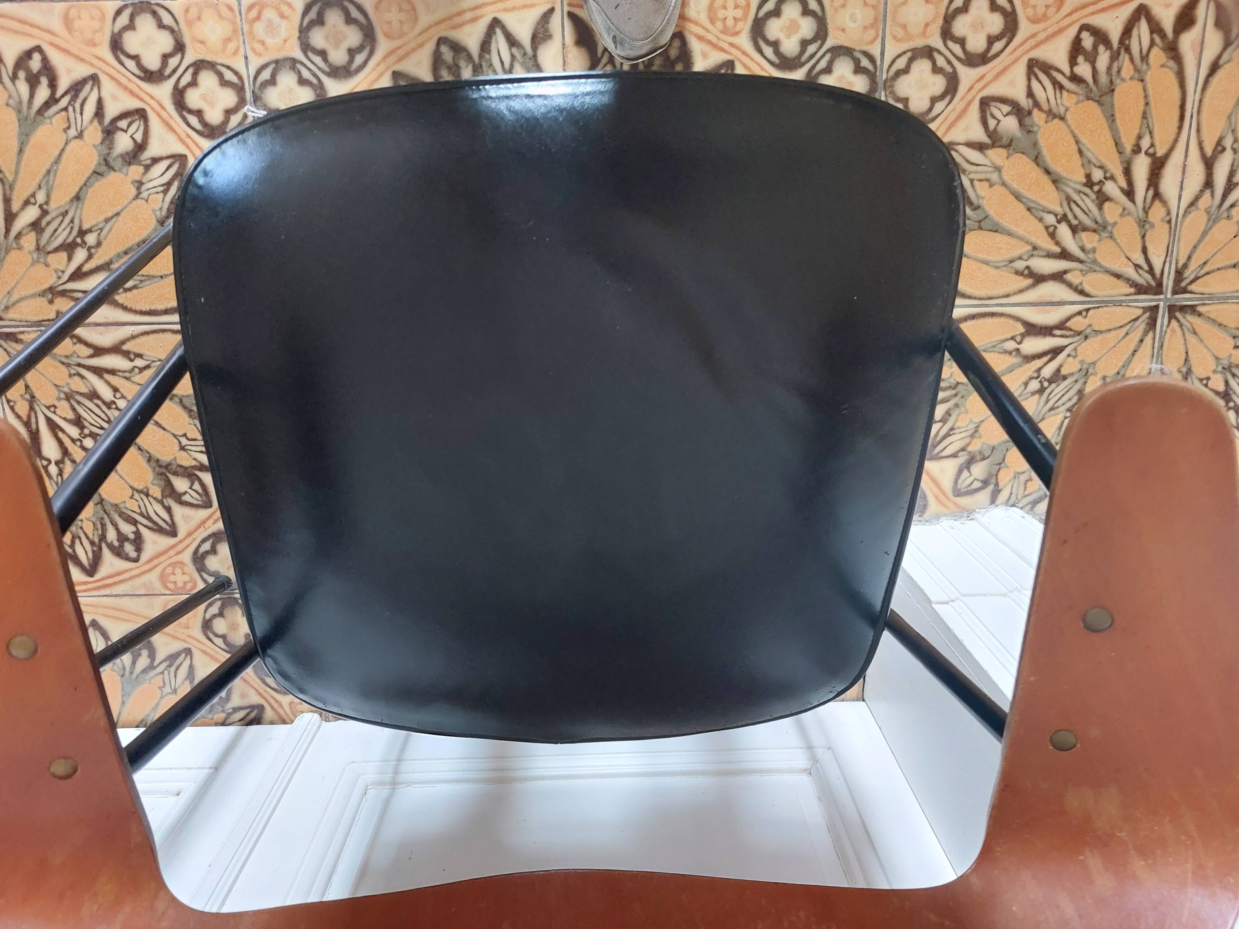 2 fauteuils modèle 675 par Robin Day