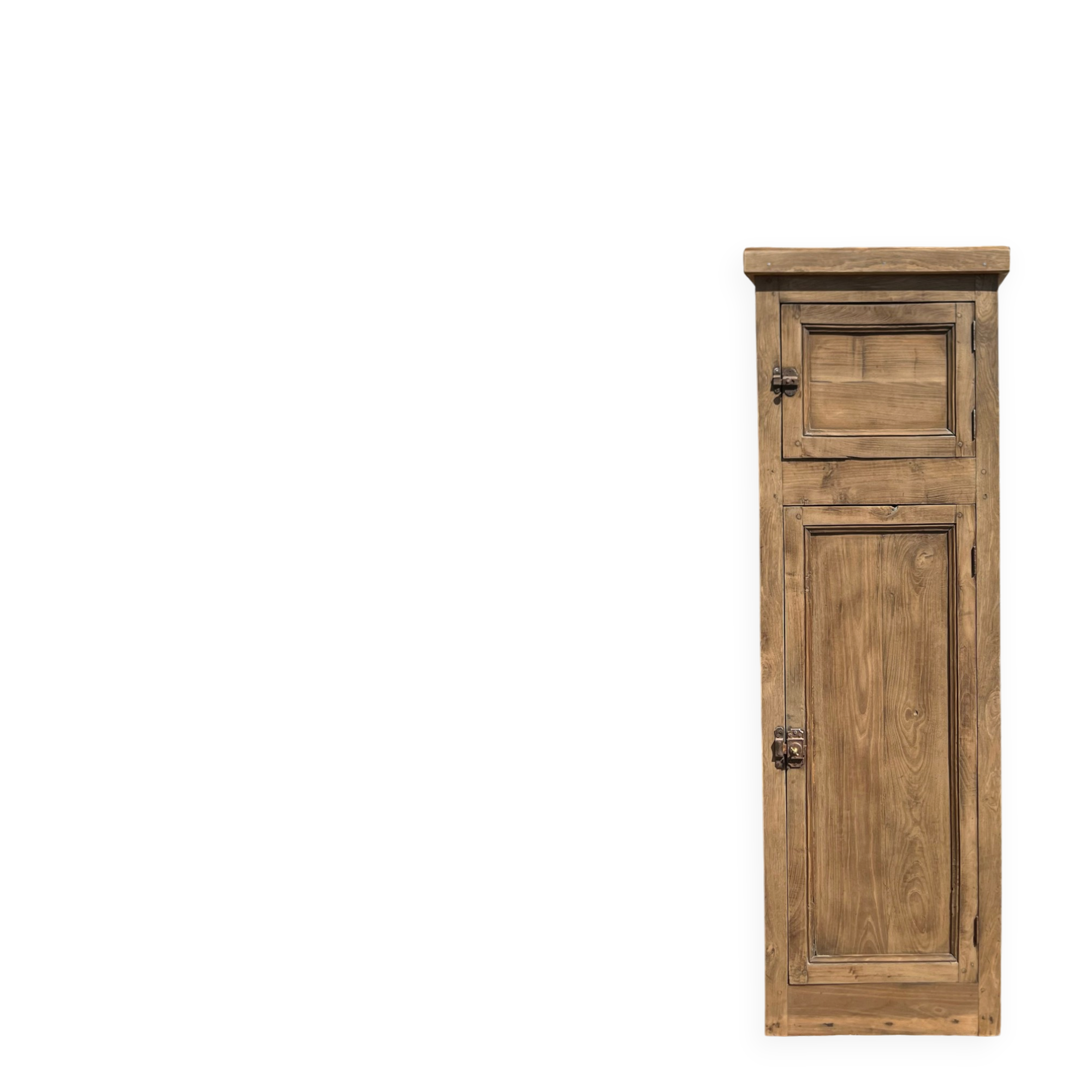 Bonnetiere / armoire étroite ancienne en chêne massif brut