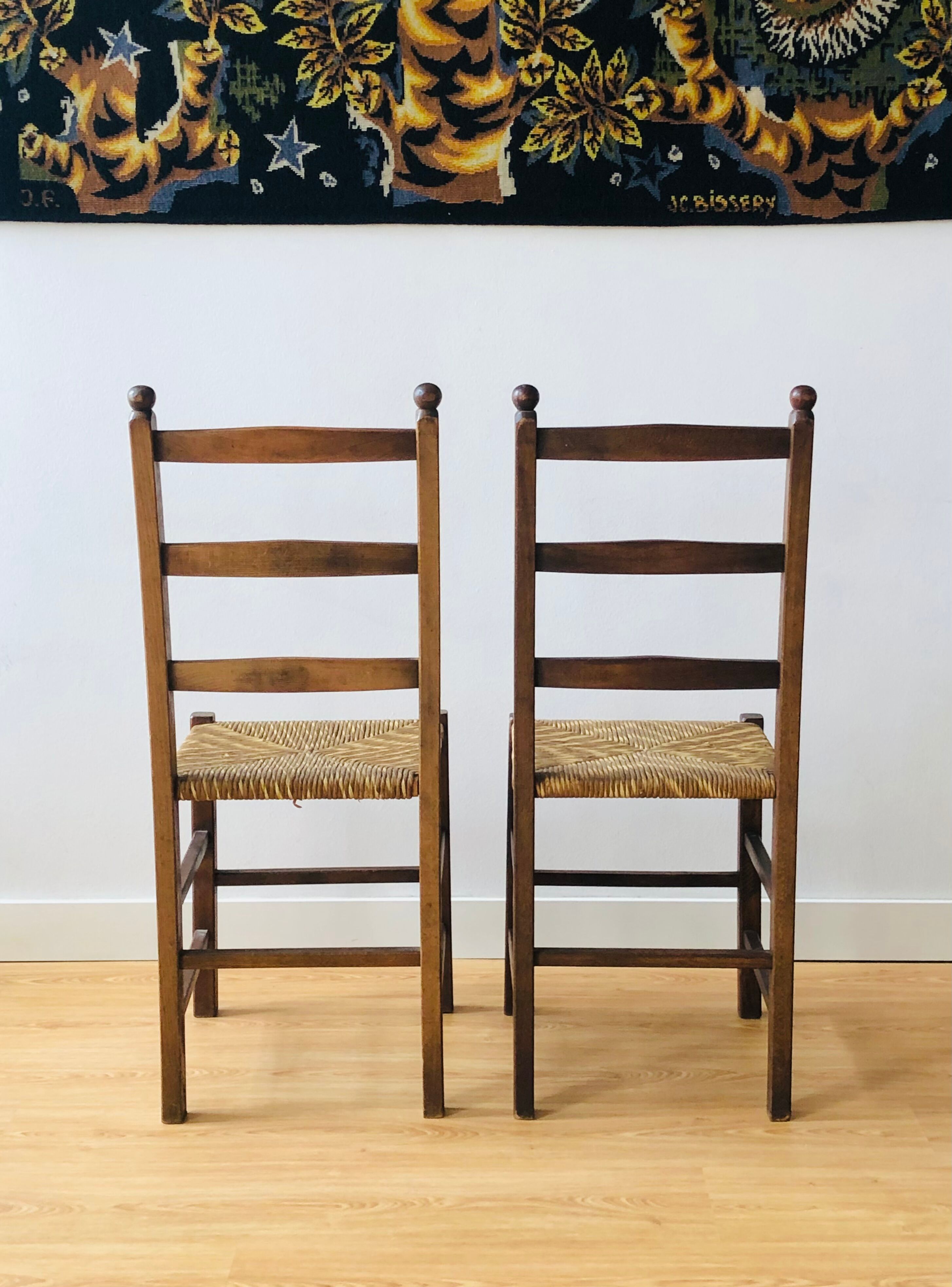 Paire de chaises rustiques en bois et assises paillées