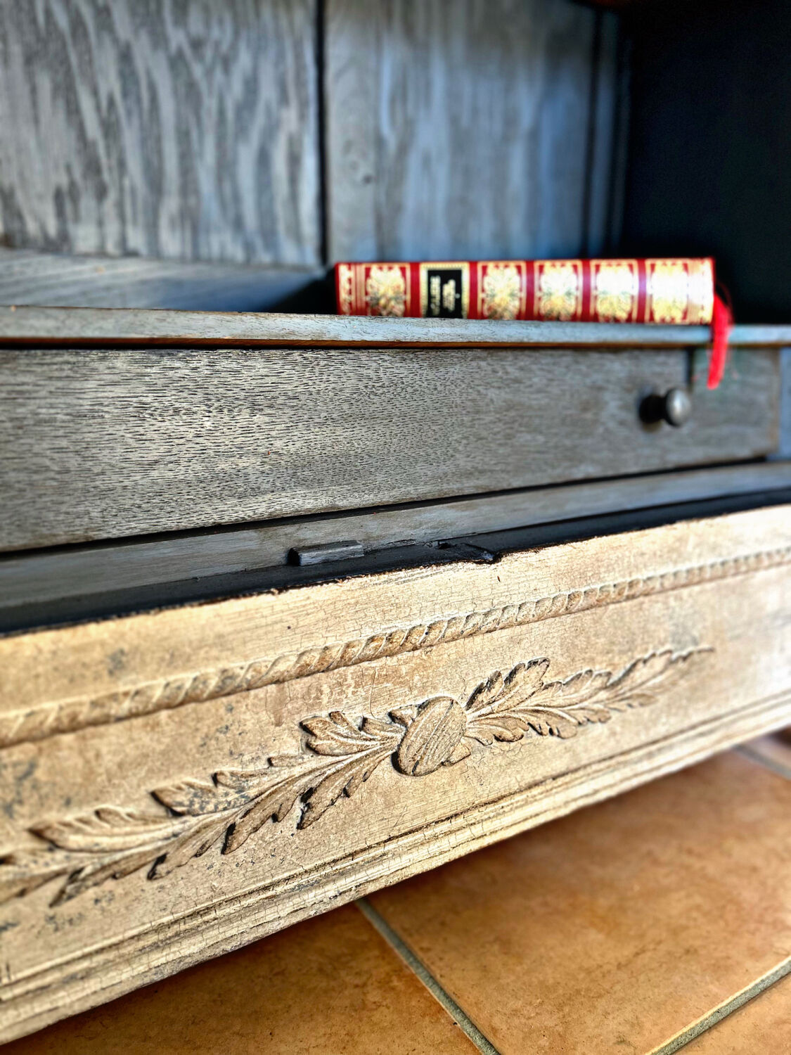 Superb patinated bonnetière in the Tuscan style