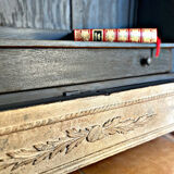 Superb patinated bonnetière in the Tuscan style