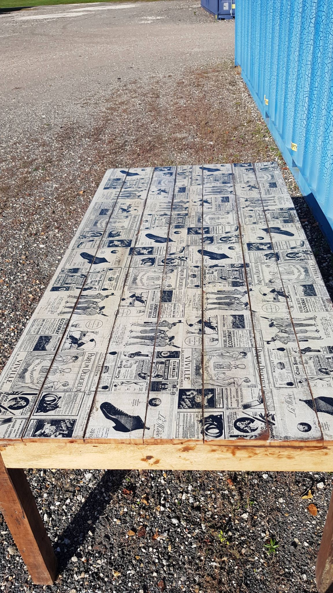 Table à manger en teck avec plateau illustré