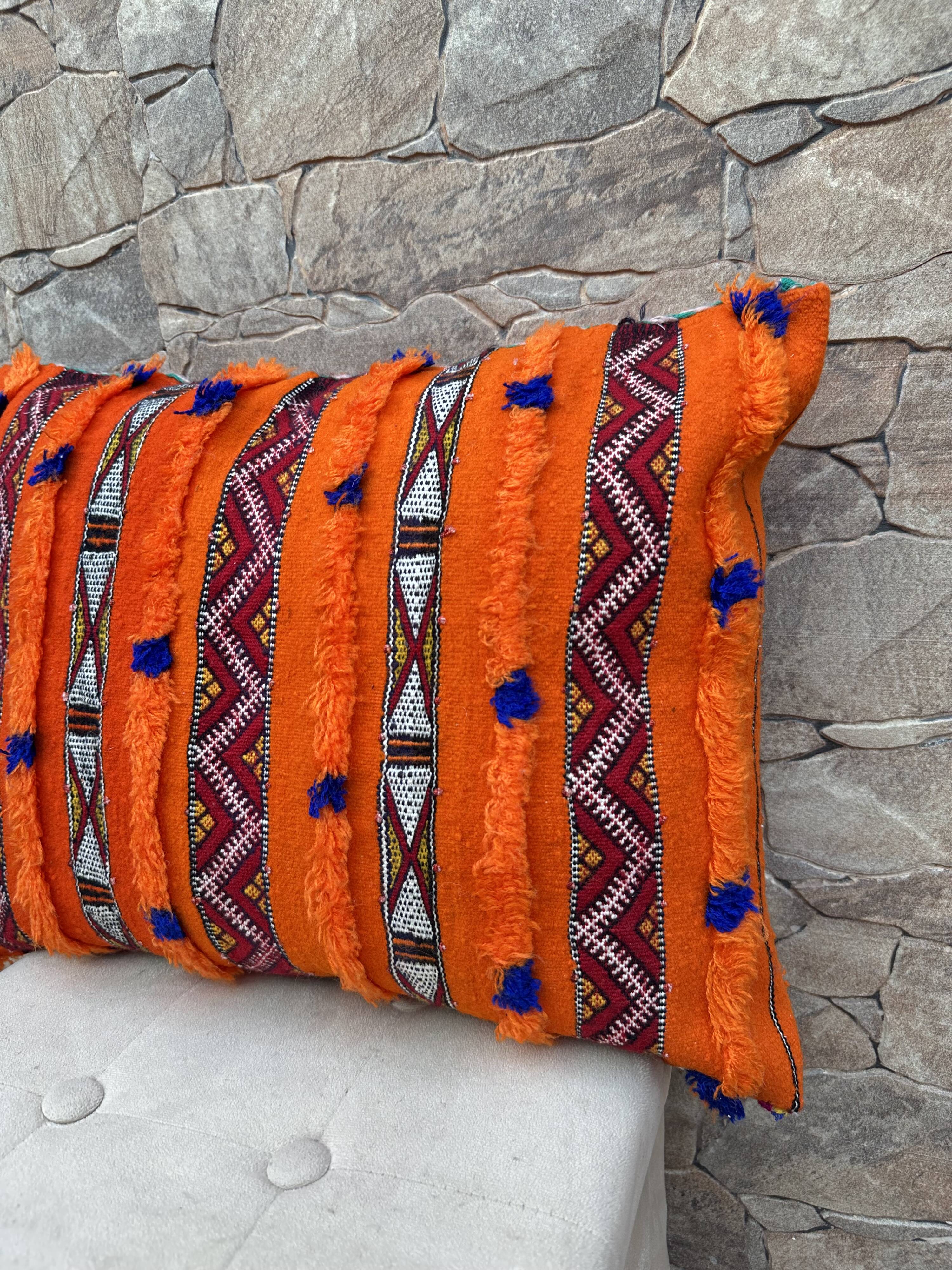 Magnifique coussin Kilim berbère vintage du Maroc