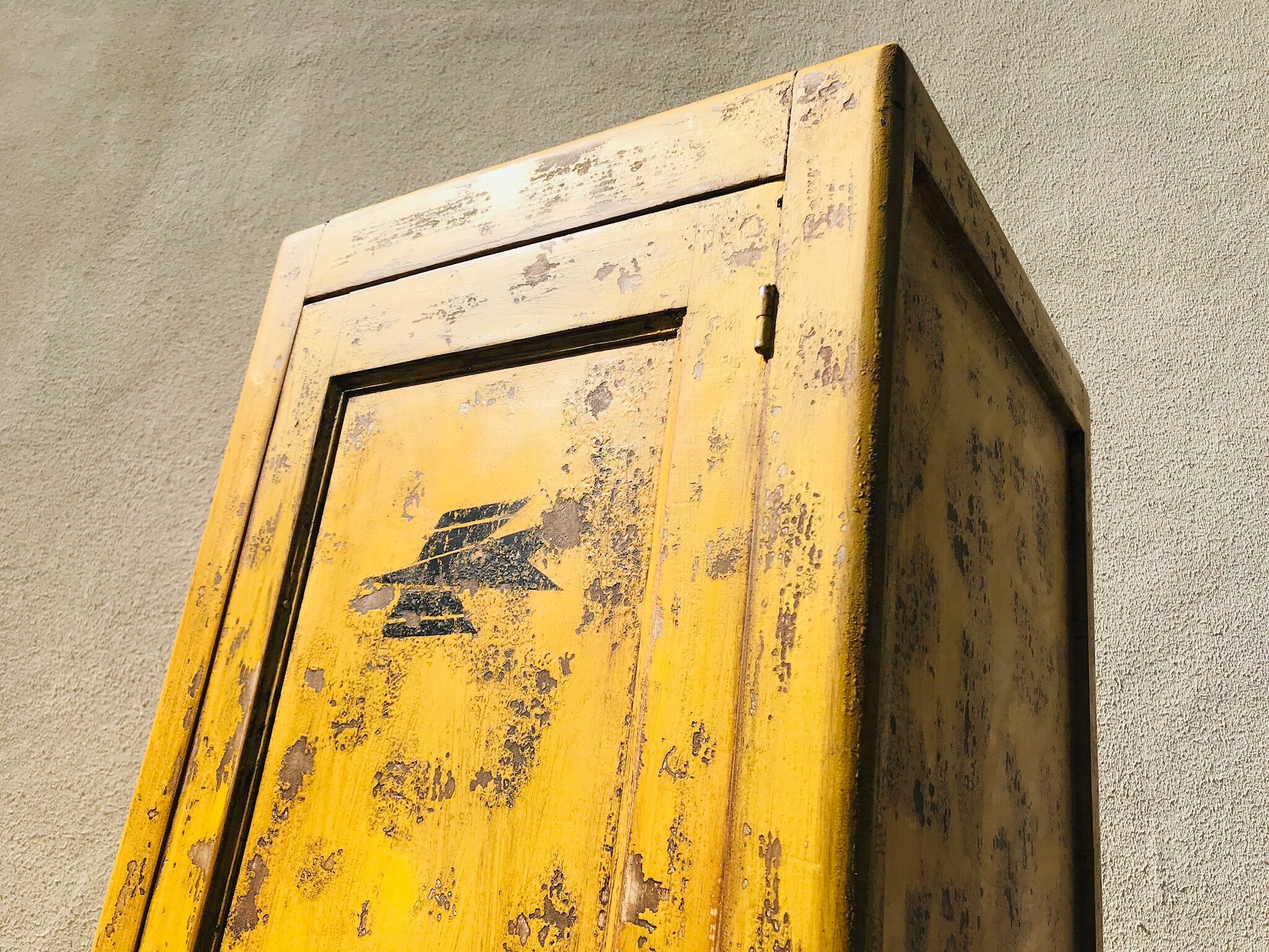 Wardrobe locker room paris post