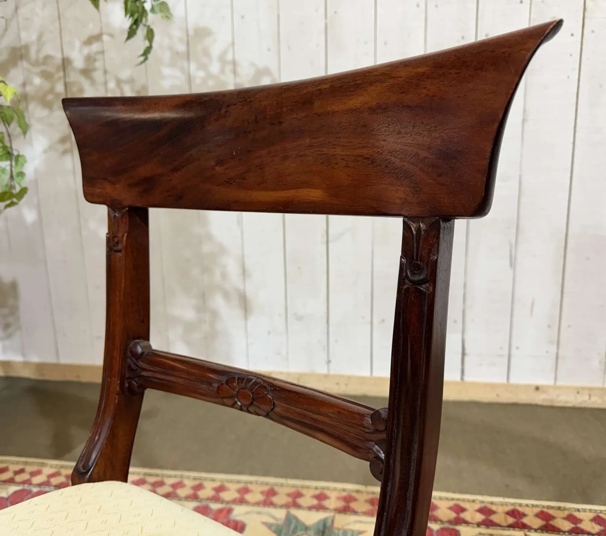 Set of 2 armchairs and 6 English mahogany chairs from the 1950s.