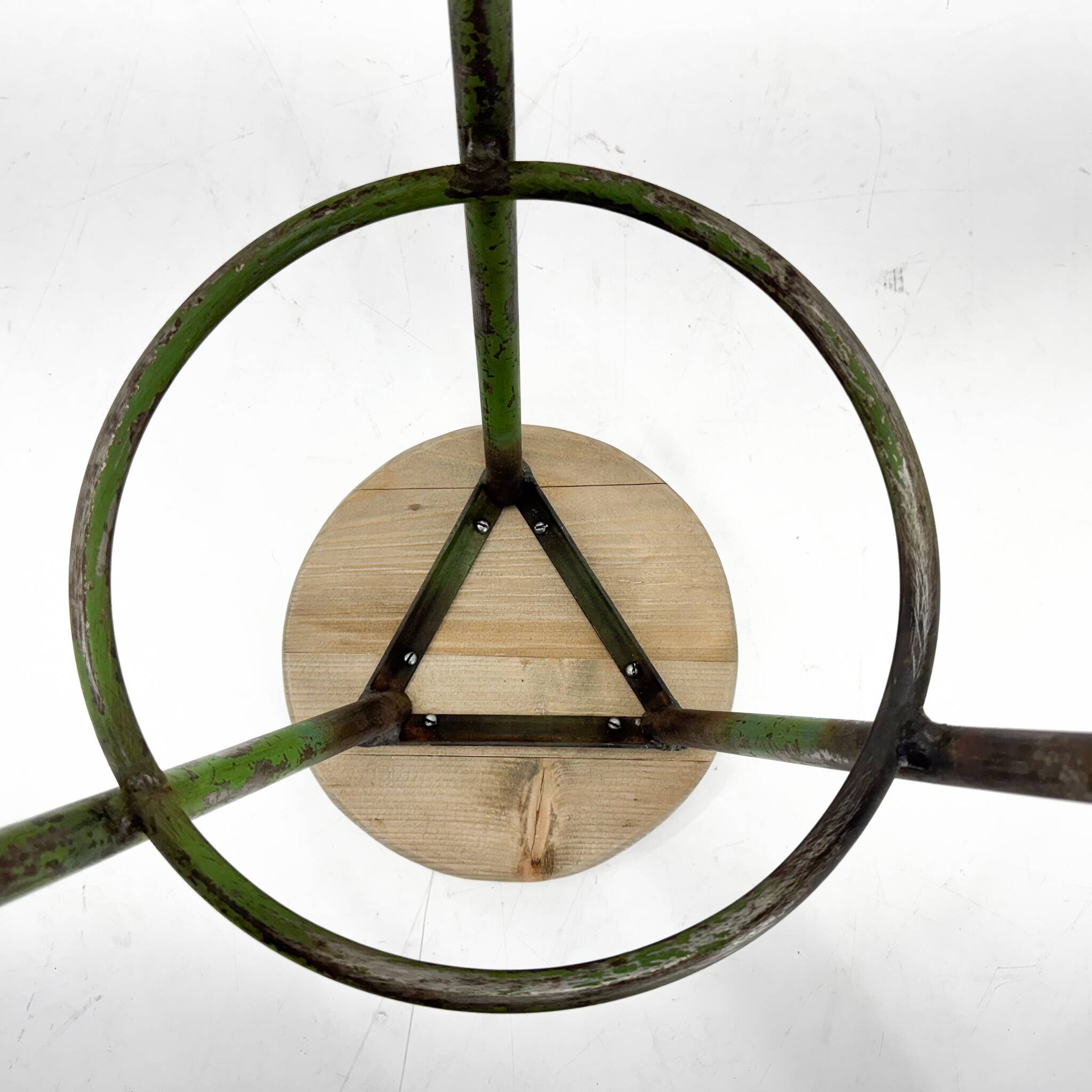 Tabouret trépied industriel vintage en acier et bois, 1950