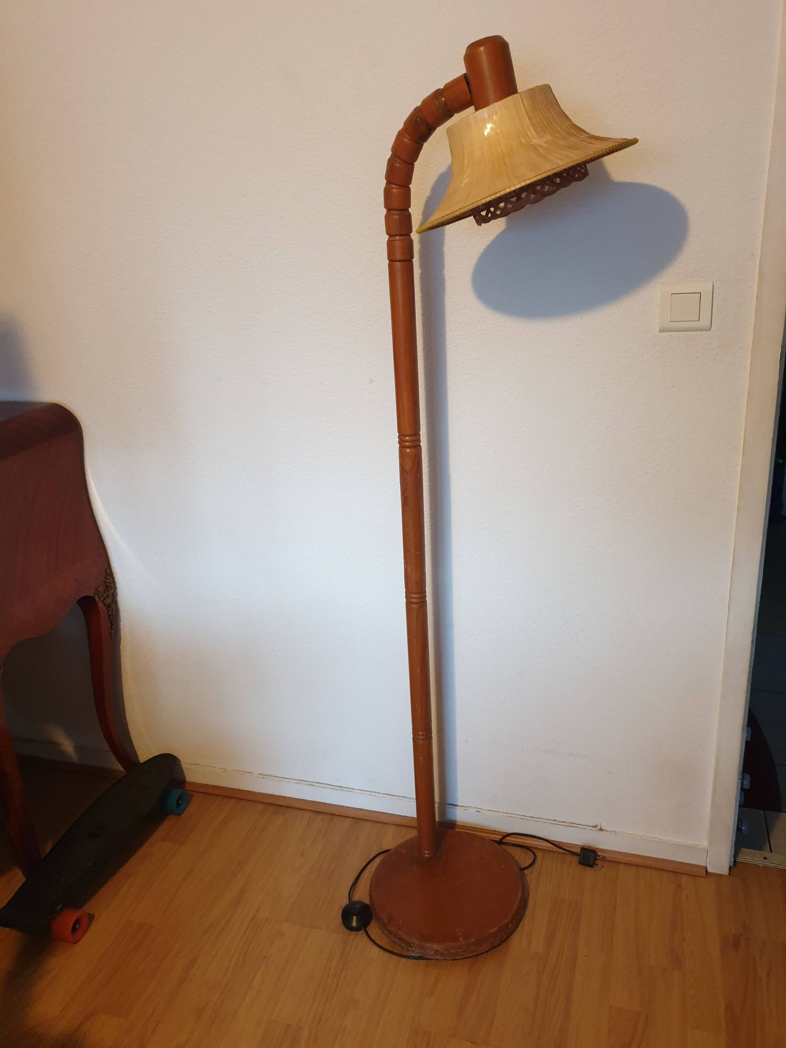 Articulated floor lamp in Scandinavian pine from the 1960s.