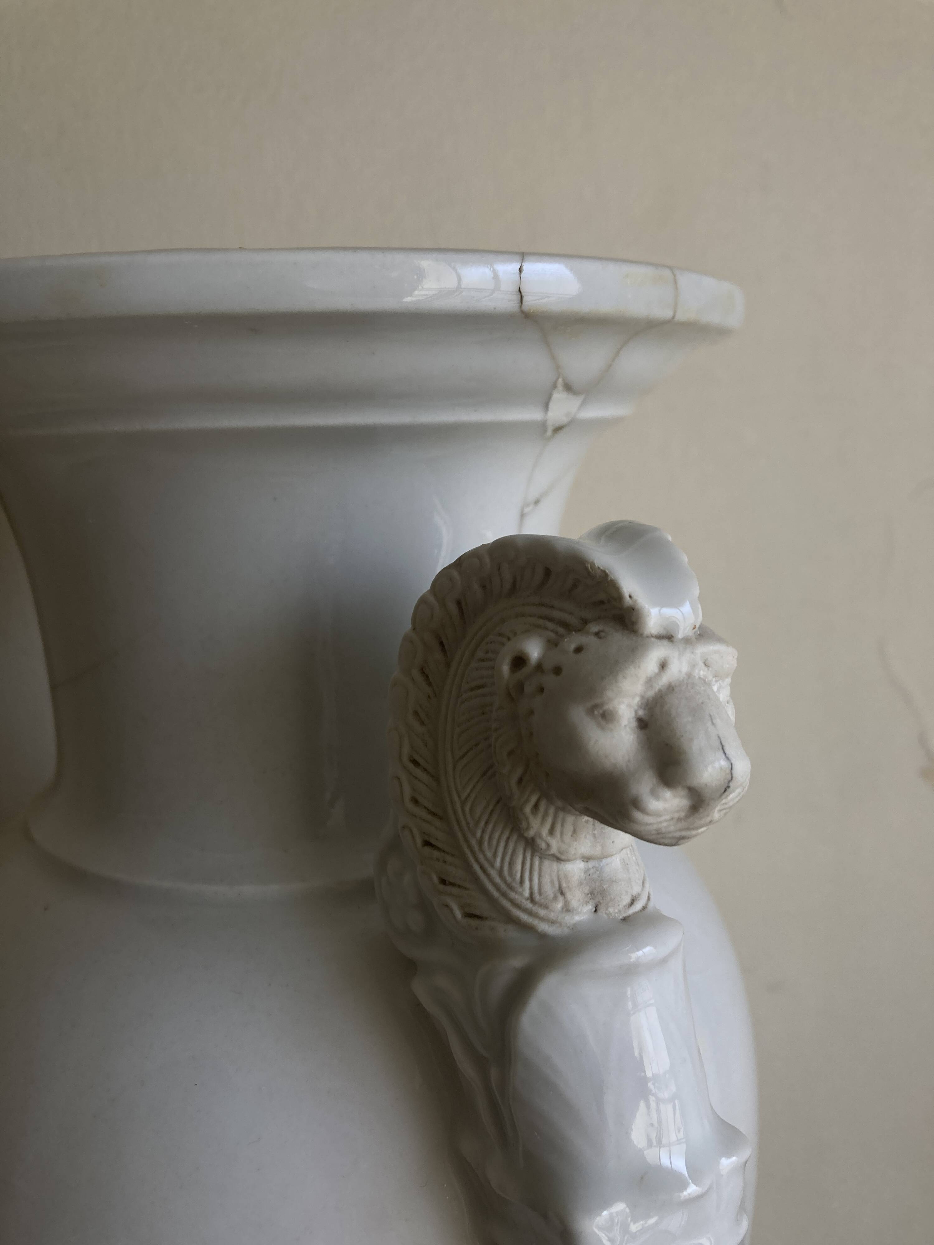 XXL white lion head neo-classical amphora vase from the Empire Consulate.
