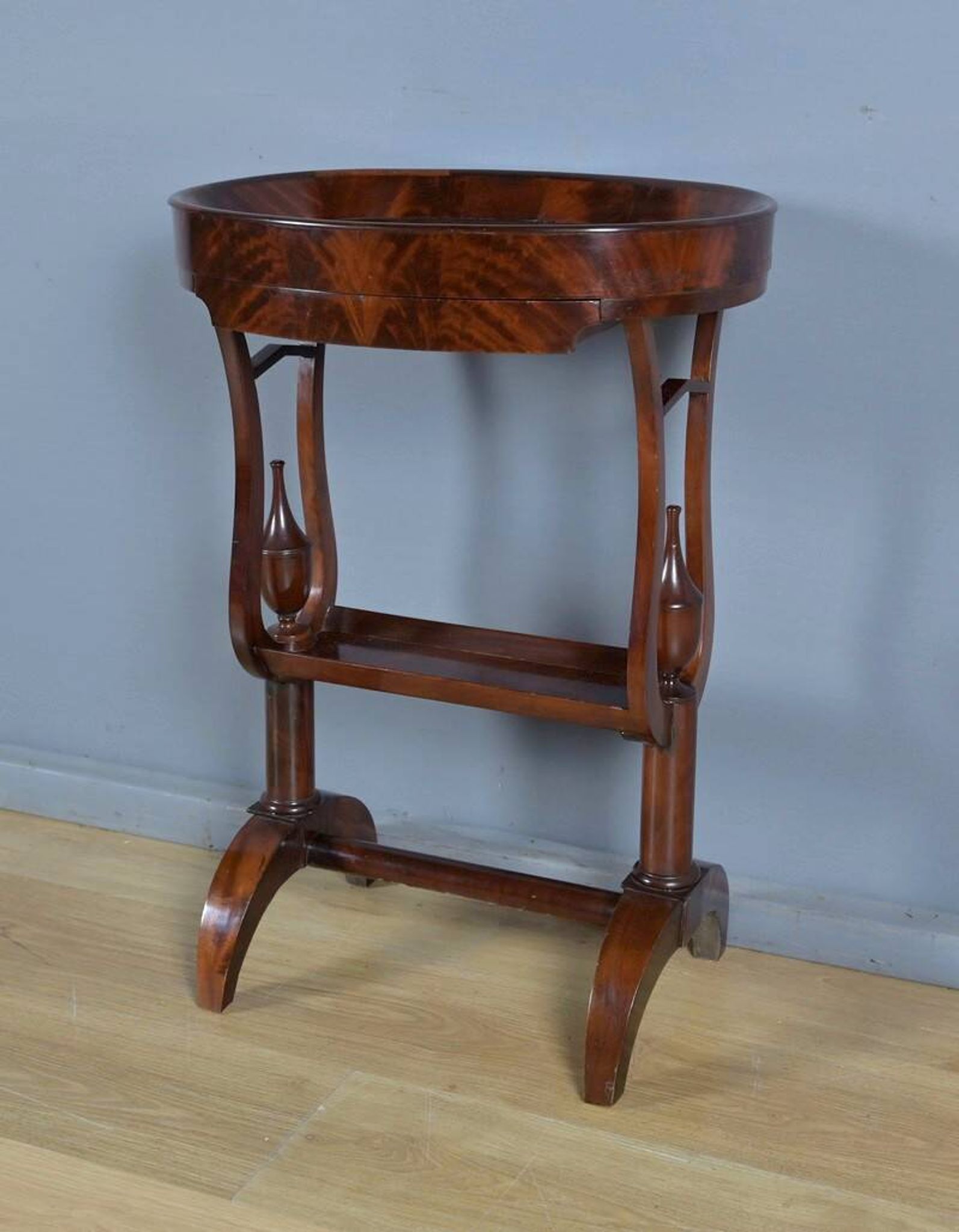 Table vide-poche en ronce d’acajou, époque Empire – début XIXe