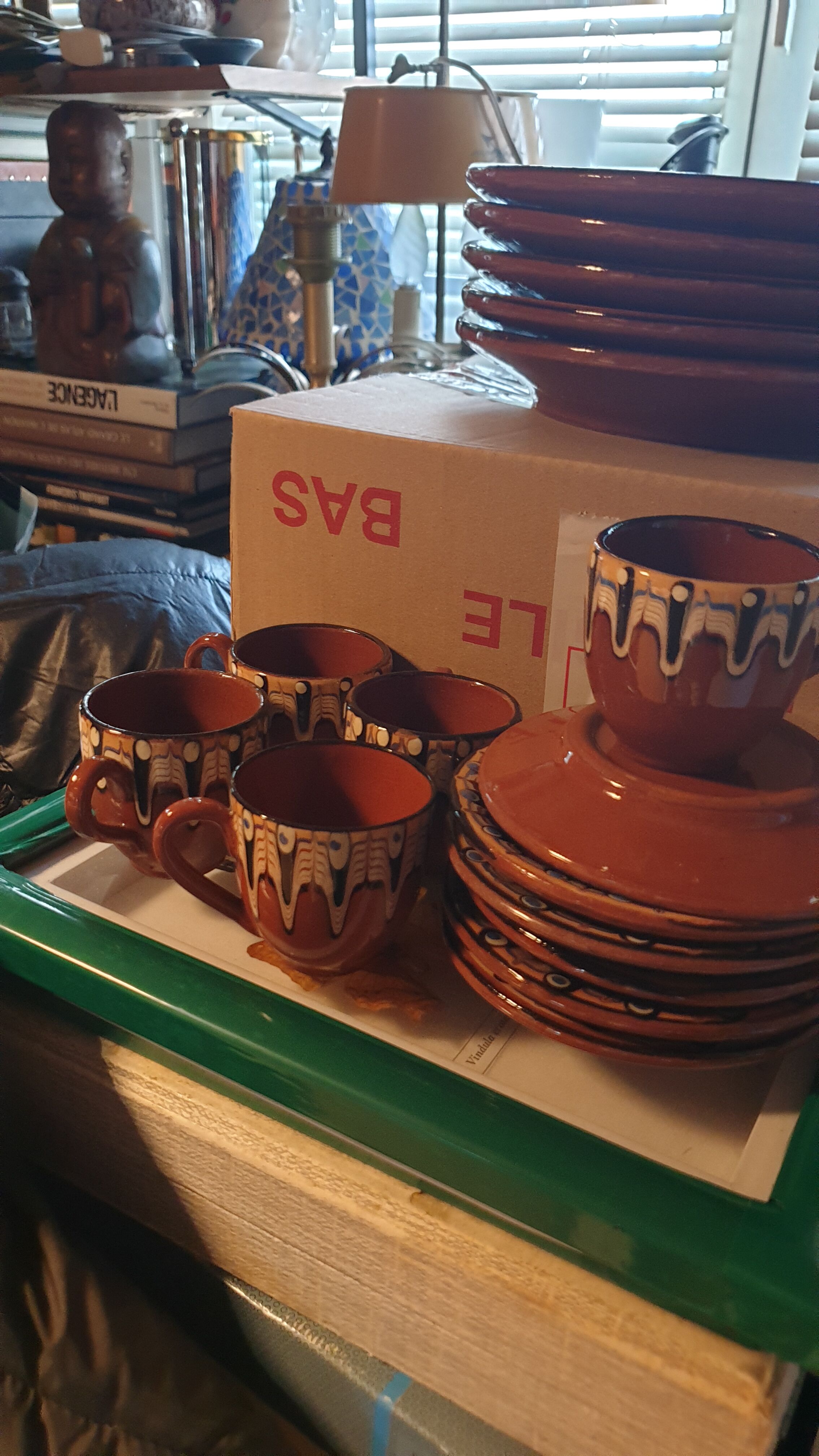 Terracotta service decorated with psychedelic drips