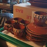 Terracotta service decorated with psychedelic drips