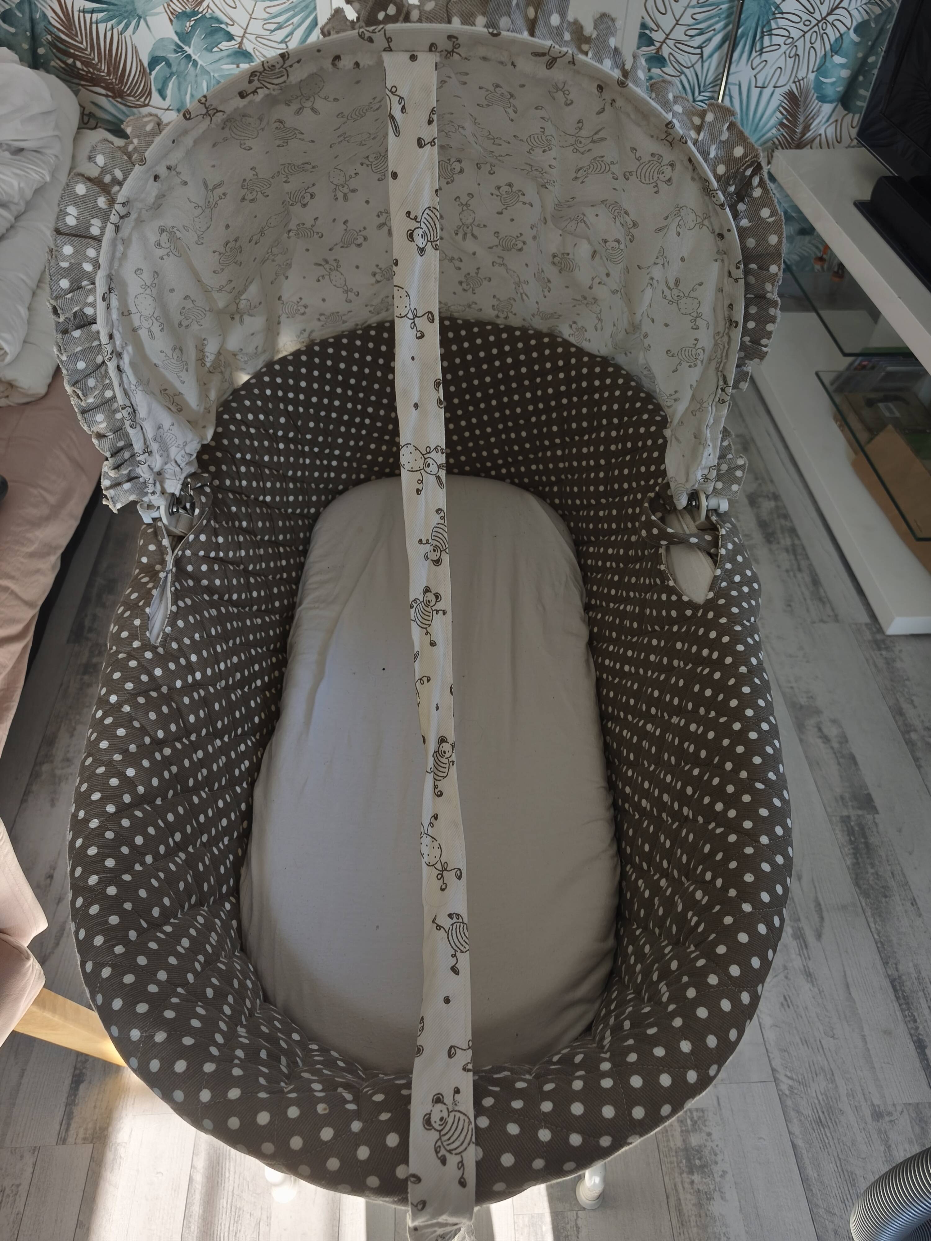 Wicker bassinet on legs