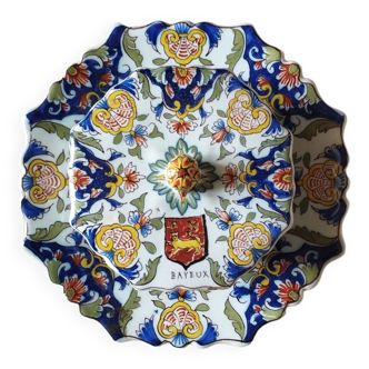 Old octagonal earthenware butter of Desvres Bayeux decoration signed Fourmaintraux late nineteenth century.