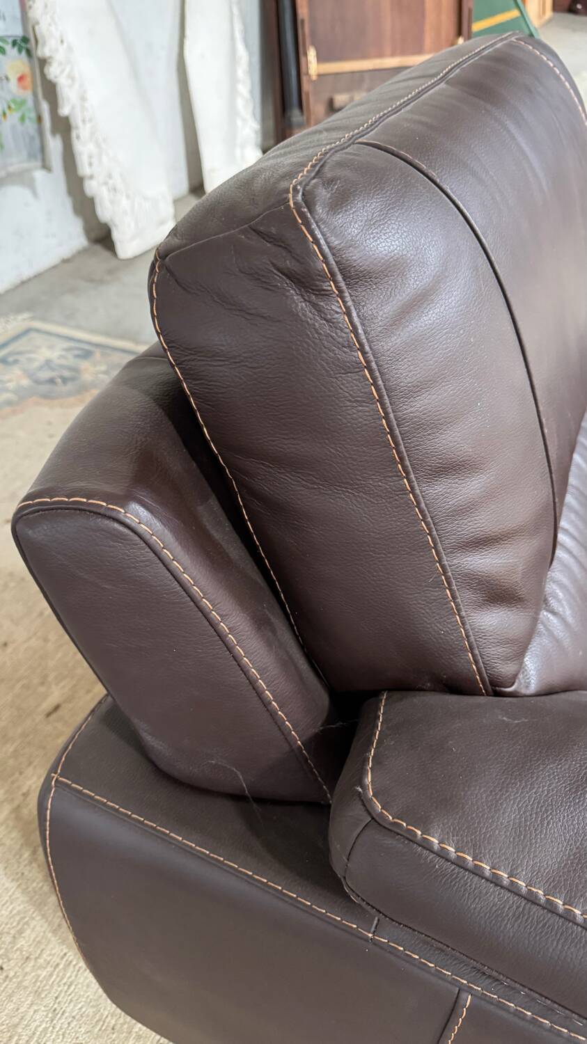 Fauteuil moderne en cuir marron