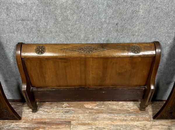 Lit de repos de centre époque Consulat-Directoire en noyer