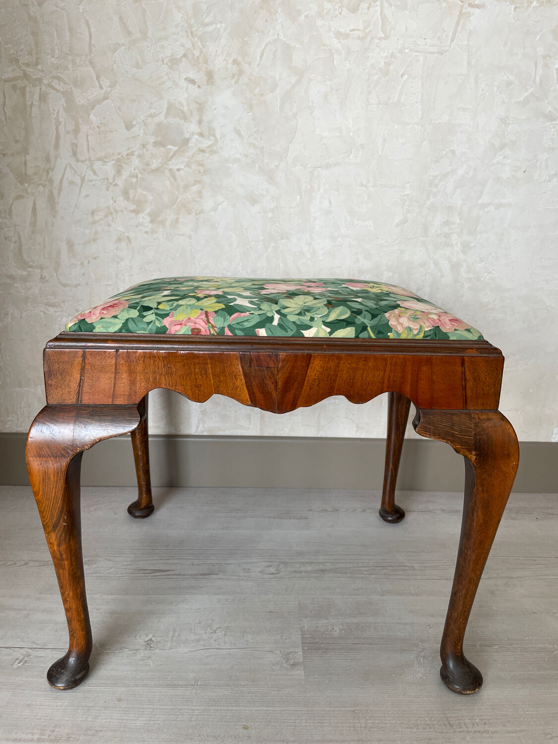 Wooden stool Chippendale