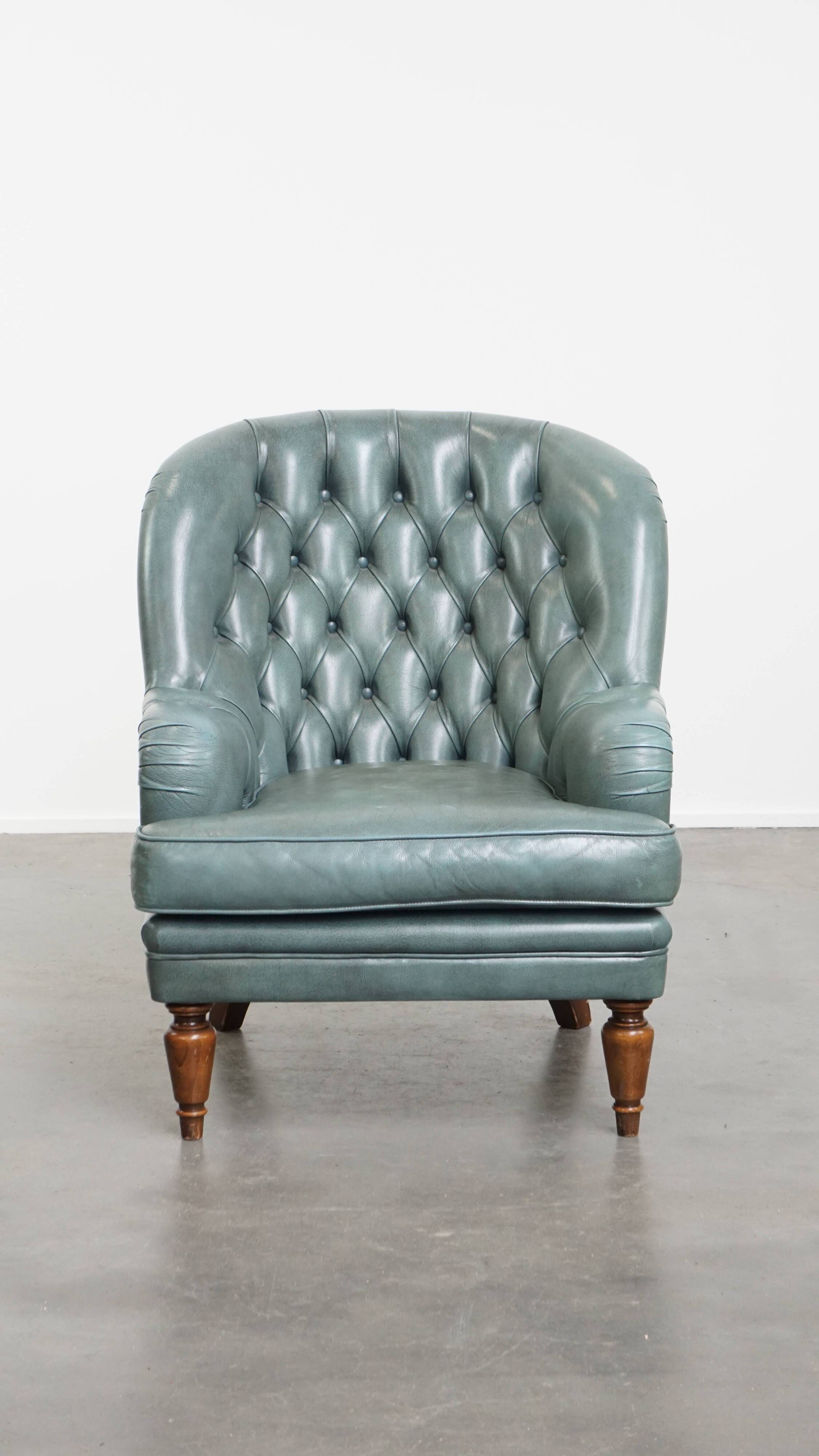 Fauteuil Chesterfield bleu en cuir de vachette de style anglais