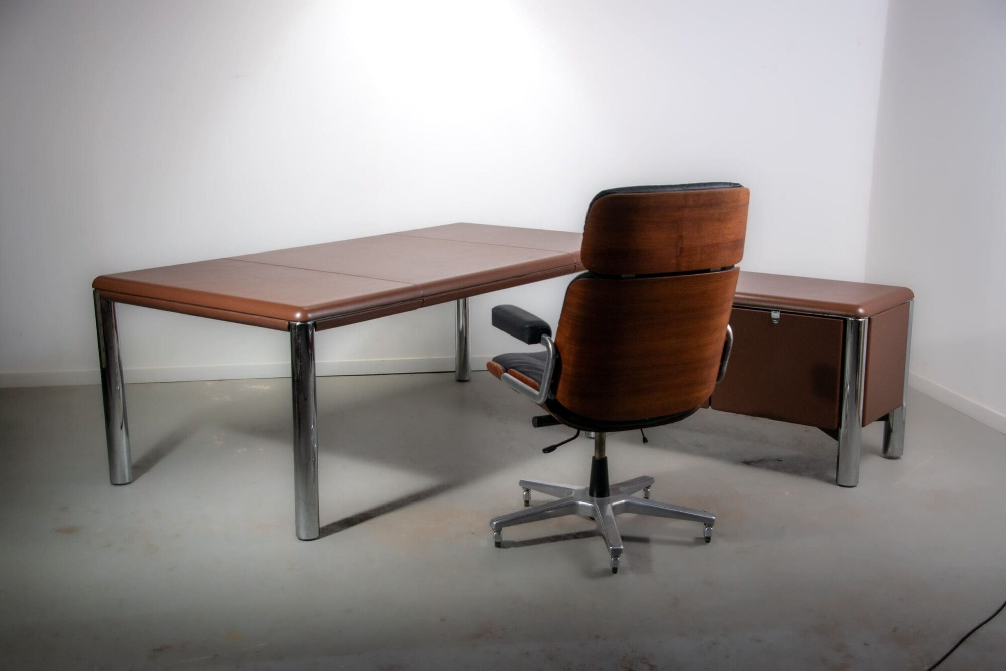 No. 3055D table desk and No. 3076 credenza extension from the Pfister Executive Office Collection for KnollStudio, circa 1988