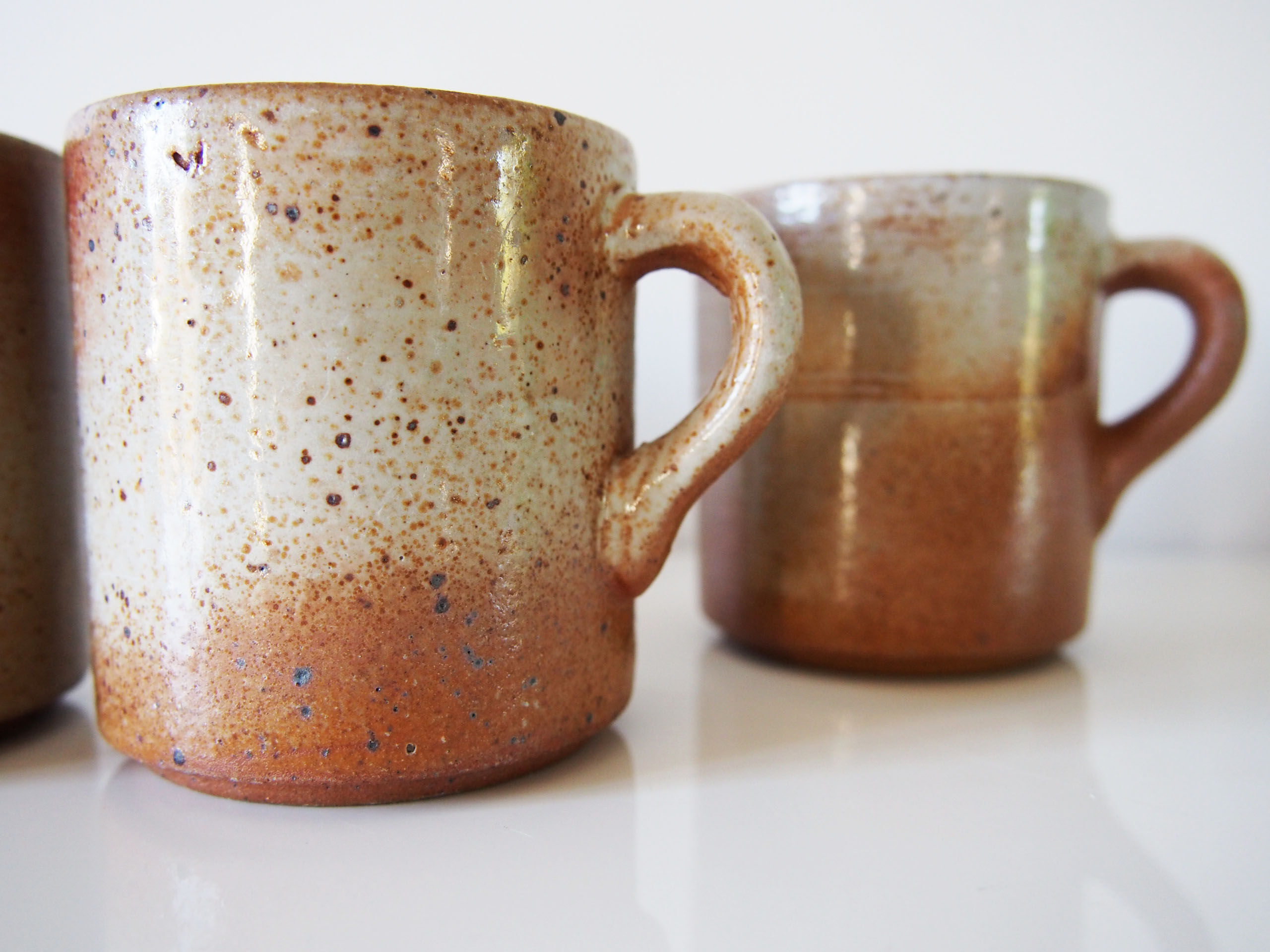 Quatre tasses en grès du Marais
