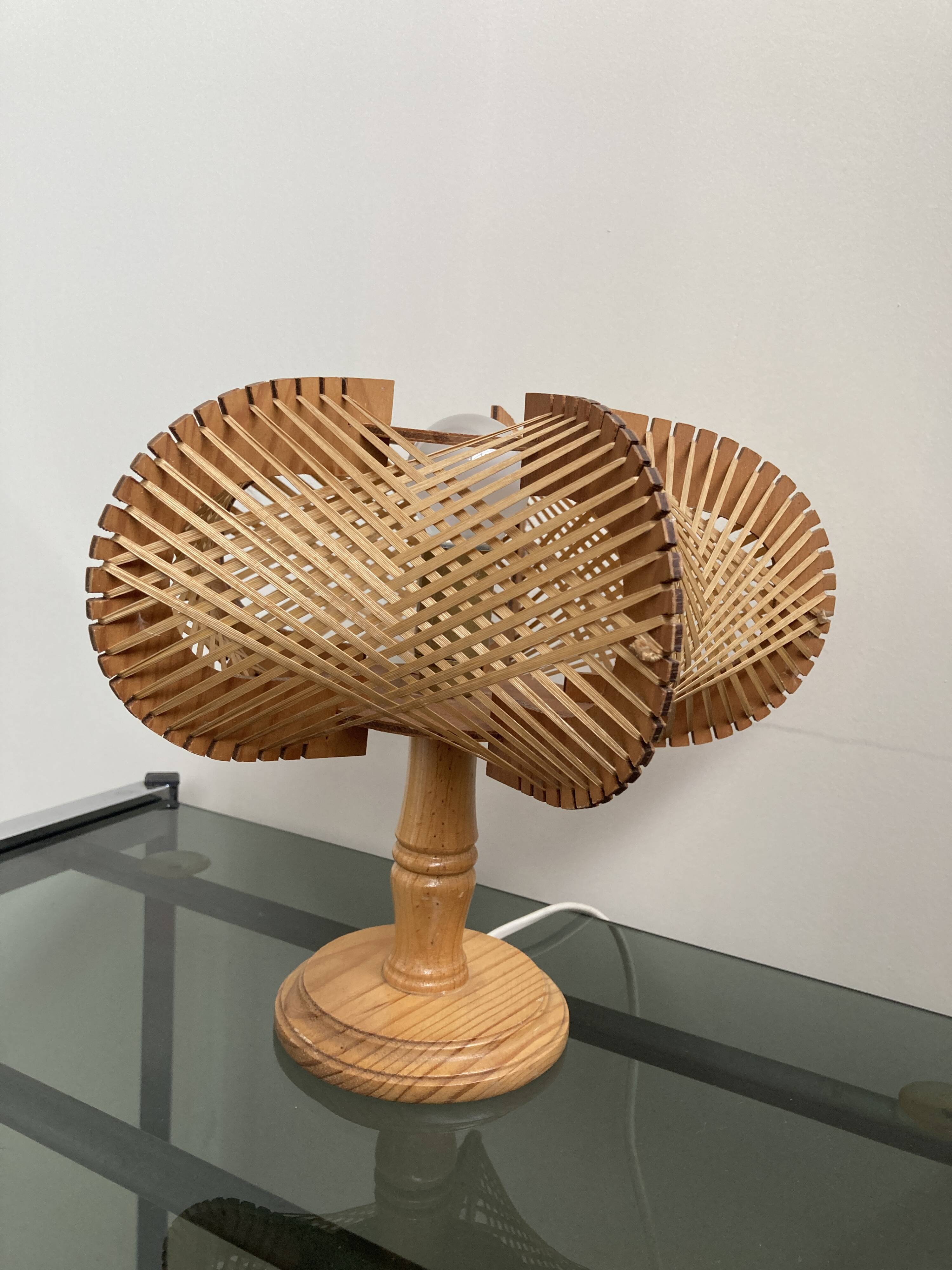 Table lamp in wood and Scandinavian rattan wire