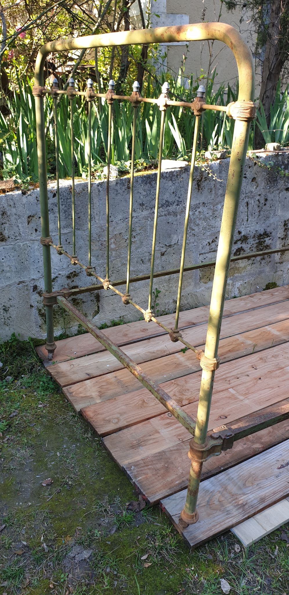 Metal bed