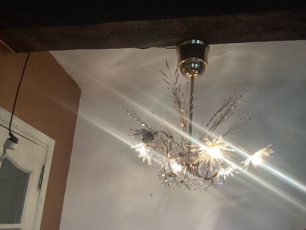Lustre studio Profili plaqué or et cristal de Swarovski