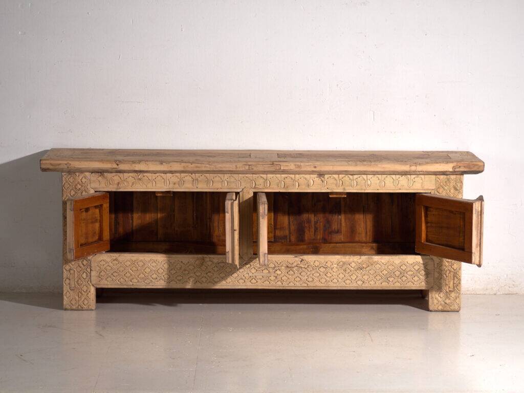 Buffet bas ancien sculpté en bois de sapin – Chine, vers 1900