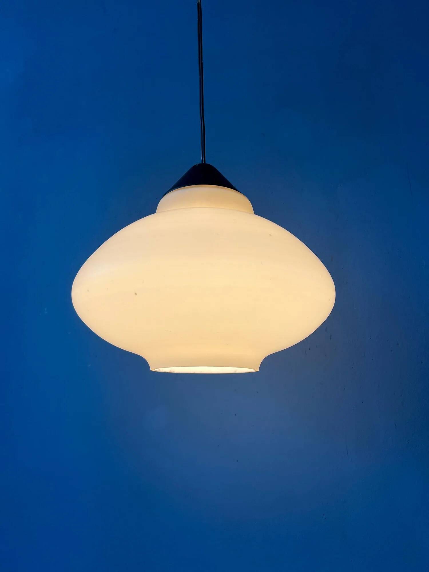 Suspension vintage Philips en verre opalin attribuée à Louis Kalff