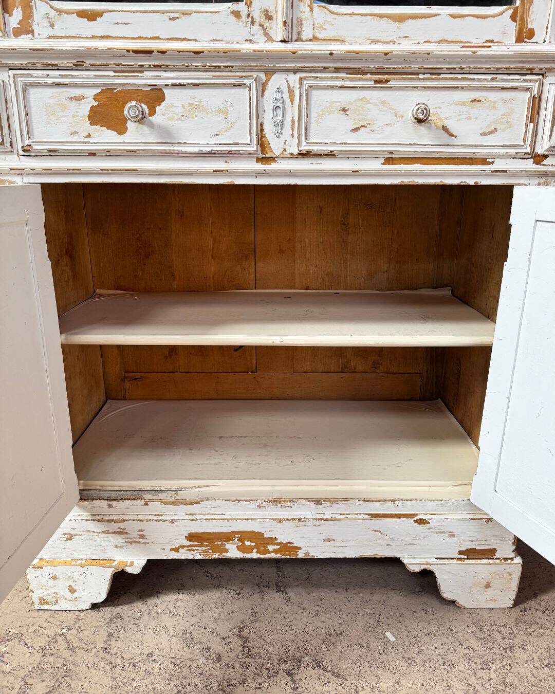 Armoire parisienne vitrée et patinée