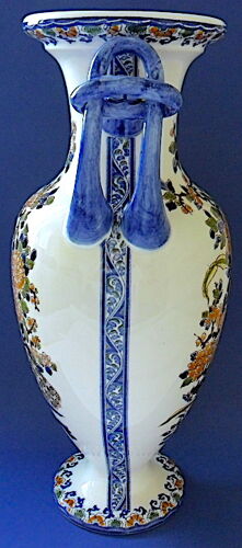 Vase balustre en faïence en forme d'amphore
