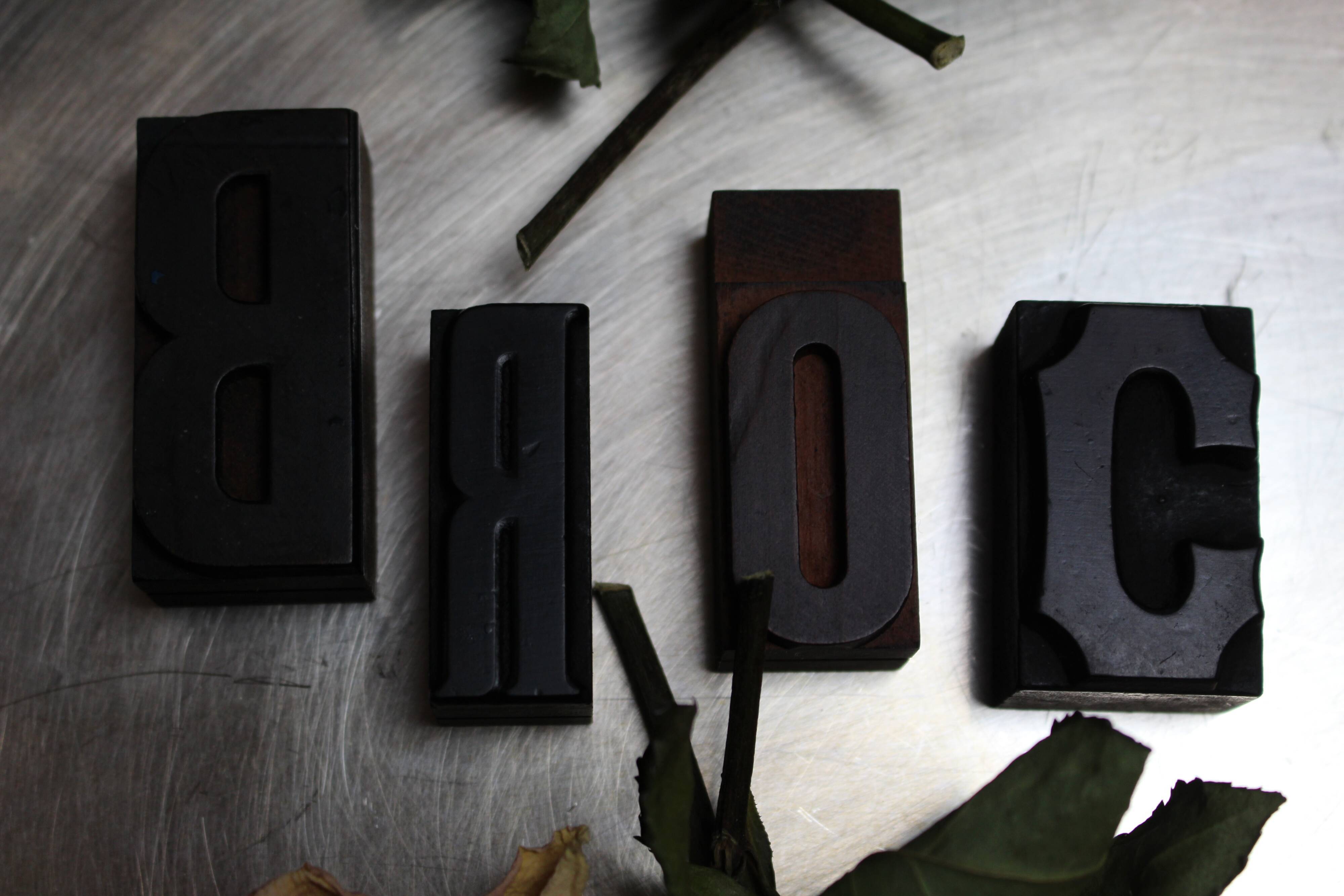 "broc" en lettres d'imprimerie en bois