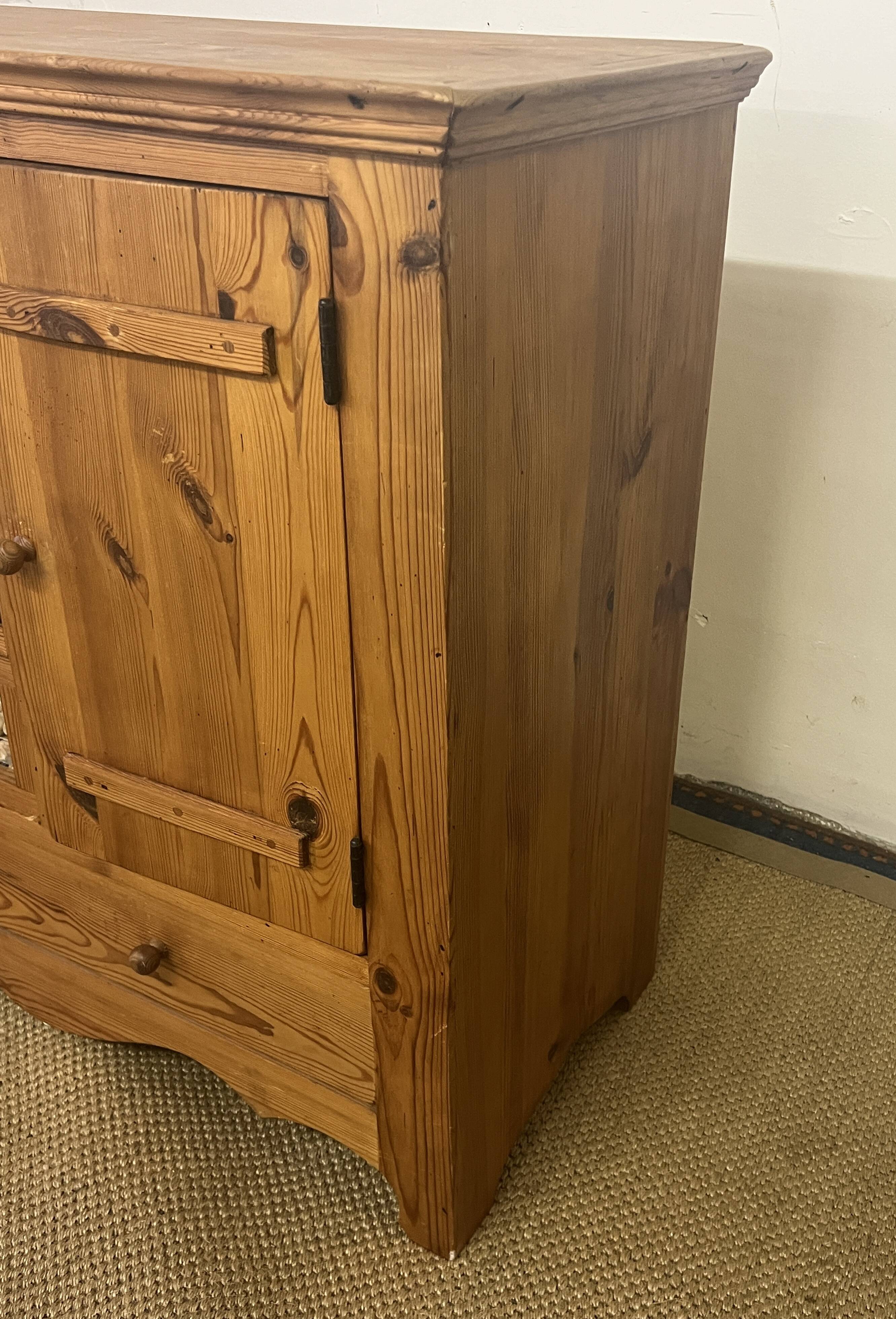 Commode en pin massif vintage